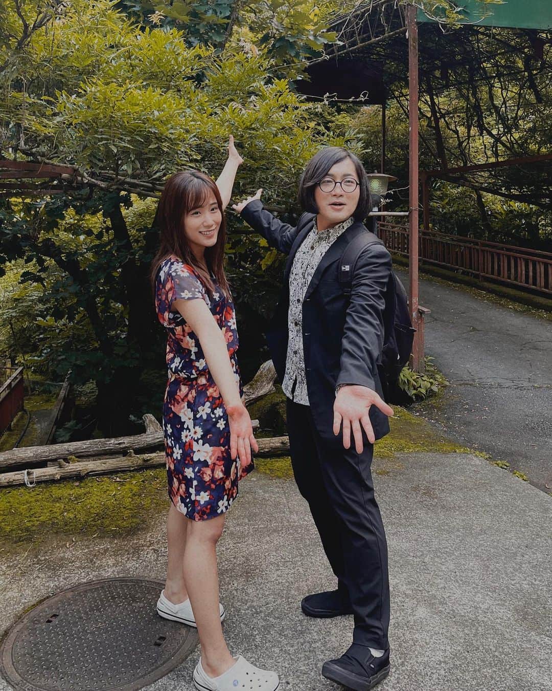 秋山ゆずきのインスタグラム：「. . 久しぶりにお会いできた #松原タニシ さん  謎のポーズ写真。  タニシさん衣装から着替えてお弁当食べてたのに 一緒に写真撮って欲しいって伝えたら お弁当おいてすぐ着替えてくれて、、、 すぐ写真撮ってくれました(´･ω･`)  とっても良い人すぎました。 お食事中、すみませんでした。。。 優しさの塊さん。  そんなタニシさんと共演させて頂いてる ドラマ #禍話 明日放送です！  7月11日（日）23:00～23:55 ABCテレビ（関西）放送 スペシャルドラマ『#禍話』  ▷▶asahi.co.jp/magabanashi/  ※放送後にTVer、GYAO!、YouTubeチャンネル「オカルト部」で本編を放送 ※Radiotalkで音声コンテンツとしての配信予定  禍話放送前に #オカルト部 さんの YouTubeにてタニシさんと少しお話 させて頂いてます！ そちらもぜひご覧下さい🙇‍♀️  ✅https://www.youtube.com/watch?v=tvRgVaExrXA  #禍話 #禍話リライト  #ドラマ禍話 #ABCTV」