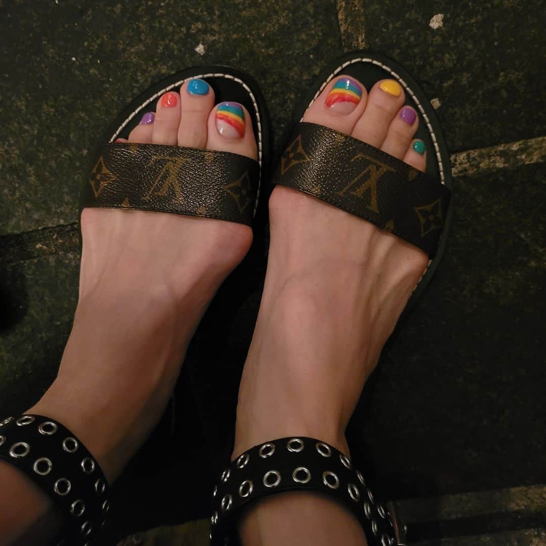 山田優さんのインスタグラム写真 - (山田優Instagram)「New foot nail. Pedicure♡  #newnail #Pedicure #footnail  #rainbow  @unemanucurist   いつもありがとう❤️  #sandals @louisvuitton   お気に入り☀️」7月10日 12時40分 - yu_yamada_
