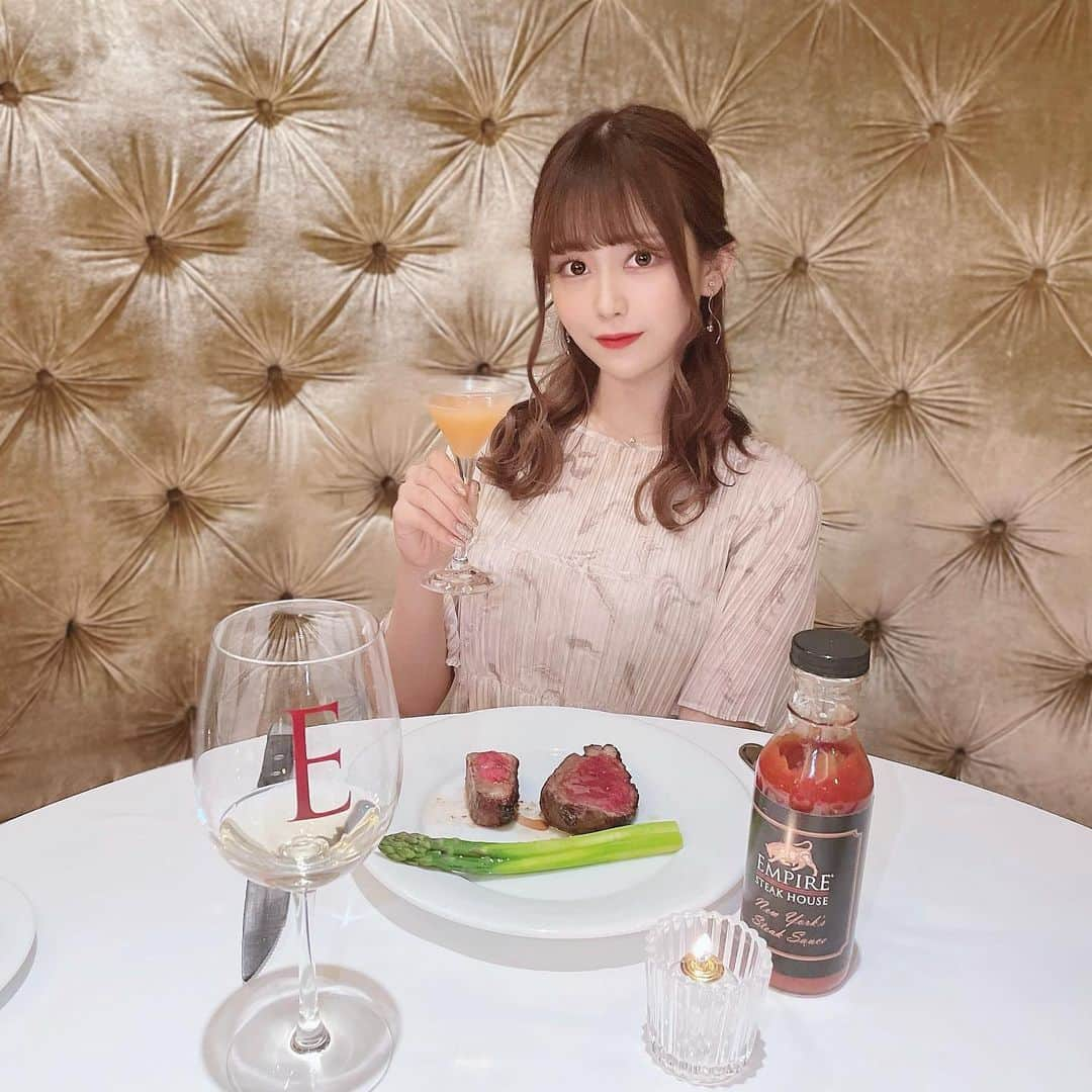 茉井良菜さんのインスタグラム写真 - (茉井良菜Instagram)「【#エンパイアステーキハウス六本木 🥩】 ⁡ ⁡ ねむ @zzz_inc_ のみんなと一緒に♡ エンパイアステーキハウス六本木へ、🥩 ⁡ 良菜が頂いたのは《エンペラーコース》！ シーフードにエンパイアサラダ、 そしてメインのお肉はシャトーブリアンとサーロインを頂けます♡🥩🤤 デザートも豪華で最初から最後まで楽しめる🤤❤️‍🔥 ⁡ スタッフの皆さんはとても優しくて 店内の雰囲気も上品で特別な日にオススメ👩🏻‍🍳🤍 ぜひ行ってみてね♡ ⁡ ⁡ ⁡ 《お知らせ》 ▷7月限定でディナーフリーフローコース実施！ ご予約は一休.comから♡ ⁡ ▷HappyHour(平日限定・祝日含む)実施中！ 期間中はドリンク類がお得な価格になってます♡ ⁡ ⁡ ⁡ #empiresteakhouse #エンパイアステーキ #エンパイアステーキハウス」7月10日 13時01分 - yonsuchan