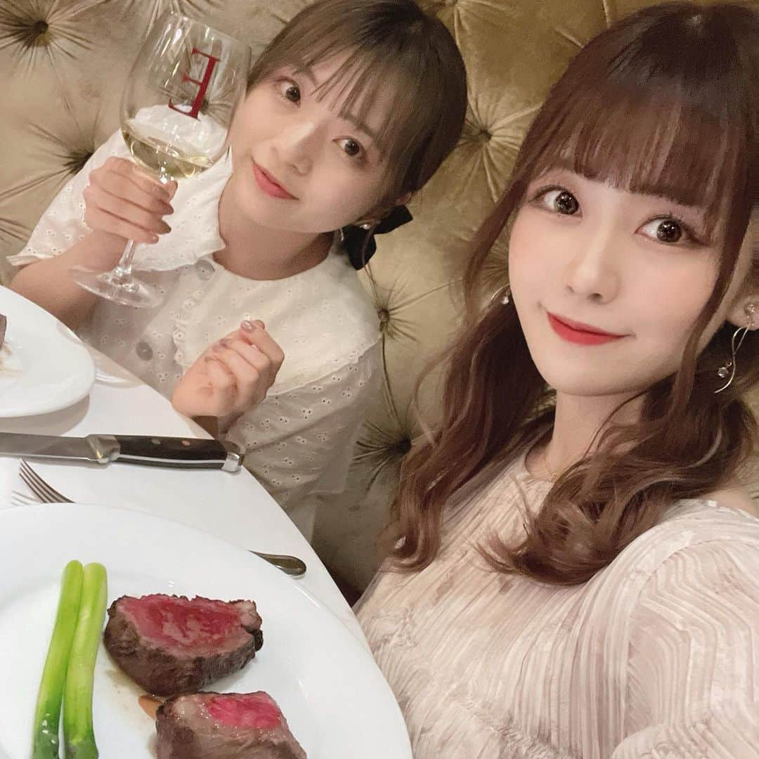 茉井良菜さんのインスタグラム写真 - (茉井良菜Instagram)「【#エンパイアステーキハウス六本木 🥩】 ⁡ ⁡ ねむ @zzz_inc_ のみんなと一緒に♡ エンパイアステーキハウス六本木へ、🥩 ⁡ 良菜が頂いたのは《エンペラーコース》！ シーフードにエンパイアサラダ、 そしてメインのお肉はシャトーブリアンとサーロインを頂けます♡🥩🤤 デザートも豪華で最初から最後まで楽しめる🤤❤️‍🔥 ⁡ スタッフの皆さんはとても優しくて 店内の雰囲気も上品で特別な日にオススメ👩🏻‍🍳🤍 ぜひ行ってみてね♡ ⁡ ⁡ ⁡ 《お知らせ》 ▷7月限定でディナーフリーフローコース実施！ ご予約は一休.comから♡ ⁡ ▷HappyHour(平日限定・祝日含む)実施中！ 期間中はドリンク類がお得な価格になってます♡ ⁡ ⁡ ⁡ #empiresteakhouse #エンパイアステーキ #エンパイアステーキハウス」7月10日 13時01分 - yonsuchan