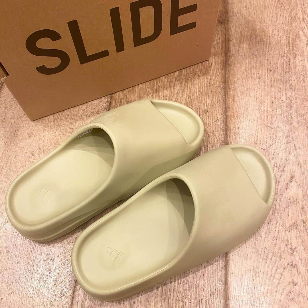 fools_judge_streetさんのインスタグラム写真 - (fools_judge_streetInstagram)「adidas YEEZY SLIDE RESIN GZ5551.  商品をタップすると、 オンラインストア商品ページにアクセスできます。 ※その他ご不明点は店頭または、 DMまでお問い合わせください。  如有任何疑问，请在instagram上留言。 欢迎浏览我们的网上商店以及光临我们在原宿的实体店。  For inquiries, please message us on instagram. Please confirm our online store. Thank you.  #yeezy  #slide  #adidas」7月10日 13時16分 - fools_judge_street