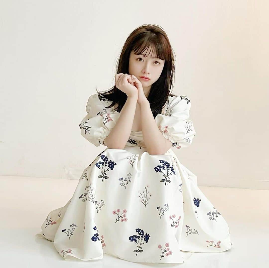 橋本環奈のインスタグラム：「こんにちは！環奈MGです。  12日発売の「ar」からオフショットをシェアします。  環奈のTwitterで結構オフショットが上がってたのでムービーをシェアしますね！ と言って、先程間違えてアップしてしまったので再投稿させて頂きます。  コメントくださった皆様申し訳ございません！  #橋本環奈 #橋本環奈2021 #橋本環奈マネージャー #ar」