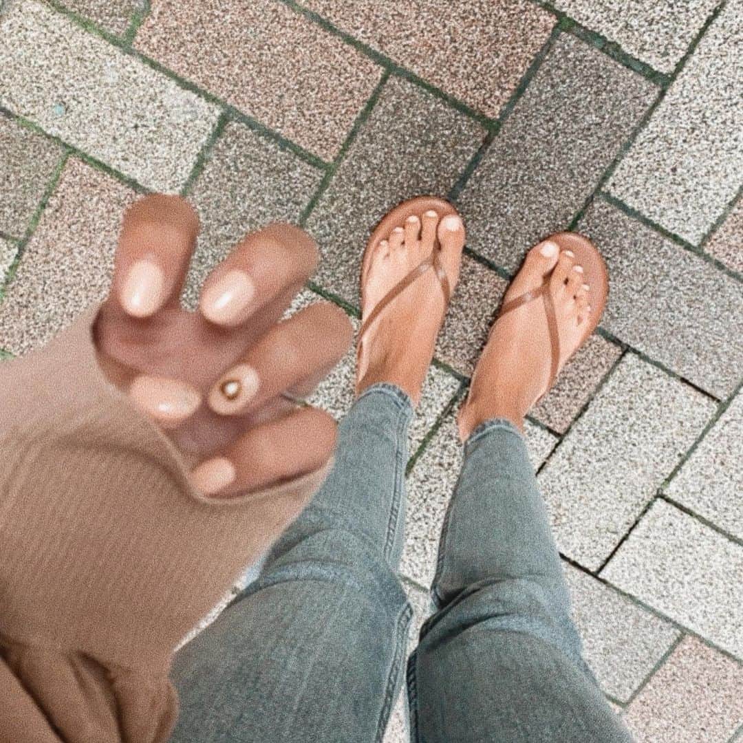 馬詰まほのインスタグラム：「new nail💅🏾🌼  毎度ちょー可愛いネイルなんだけど 今回は、今まで以上にこの色がお気に入りなんだ☺︎  #babyorange #ベビーオレンジ 🍊  大好きなオレンジ。ただ、普通のオレンジだとわたしの肌に塗るとパッとしなくてなんか可愛いくできないか💭と考えた結果。  白をベースにすると絶対似合う！ってなって 白をベースにオレンジを少しずつ足していって 最高に絶妙な可愛いすぎるベビーオレンジが完成したの🧡 ワンカラーでもじゅうぶんに可愛い。  前回に初めてこれより少しオレンジが濃い色のフットをしてもらってたんだけど、早速わたしの写真を見せてこれにしてください！ってひとが居たみたいで😮とってもうれしかったー♡  今回も最高に可愛い色味で可愛いネイルになったから みんなも是非やってみて🍒  hand @chipieee_hime  foot @chipieee_junna」