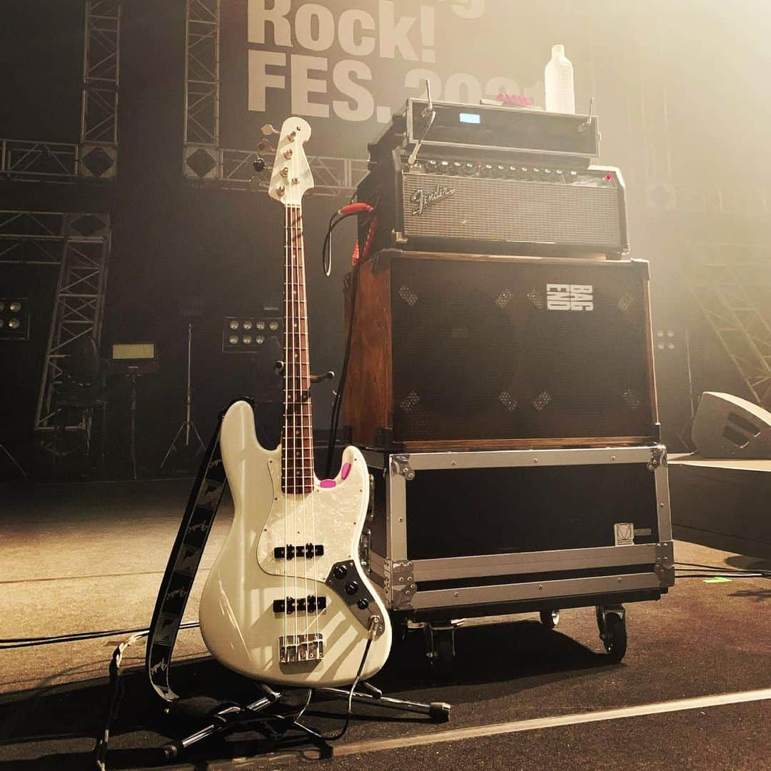 辻怜次さんのインスタグラム写真 - (辻怜次Instagram)「Talking Rock! Fes. 2021@横浜アリーナにて秋山黄色くんのサポートベースを務めさせていただきました。 ありがとうございました！  黄色くんは一緒に音鳴らしててどばどばとリスペクトが溢れ出てくる人。 一緒に演ってて楽し過ぎる。 大好きだー秋山黄色！  #秋山黄色 #talkingrock #talkingrockfes #横浜アリーナ #横アリ #yokohamaarena #yokohama #bass #bassist #bassplayer #bassguitar #electricbass #bassgram #bassporn #freedomcgr #fcgr #jb #fender #bassman #superbassman #bagend #黄色くんライブ中のマスクして横アリ一周ランニングお疲れ様でした #🏃‍♂️」7月10日 14時37分 - reijiskywalker