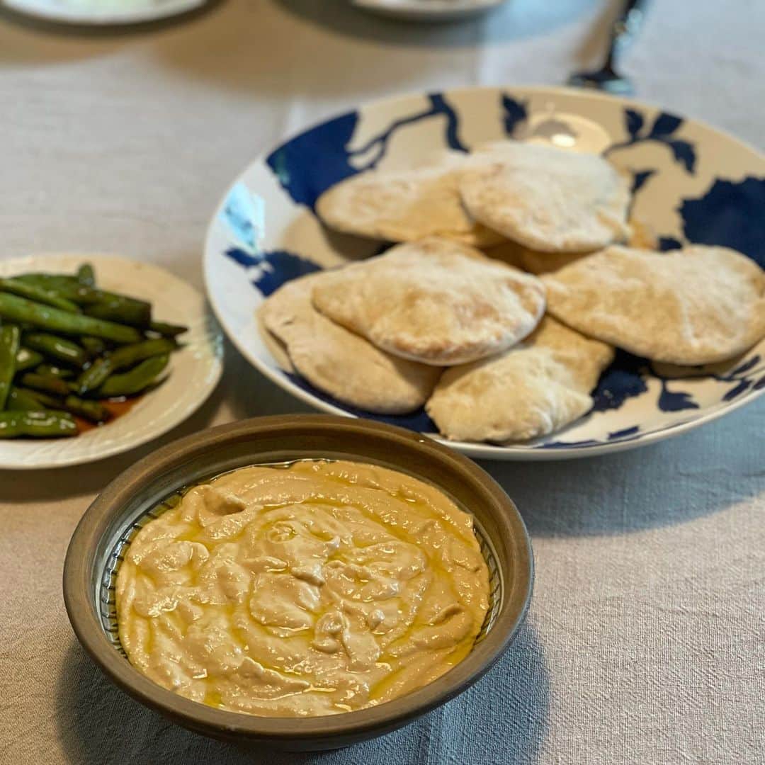 のインスタグラム：「ユダヤのピタパンを手づくりしてみた。 できたては格別。 朝ごはんの残りのインゲン豆と、水煮のひよこ豆でつくったフムスを添えて。 メープルシロップをかけている人も。」