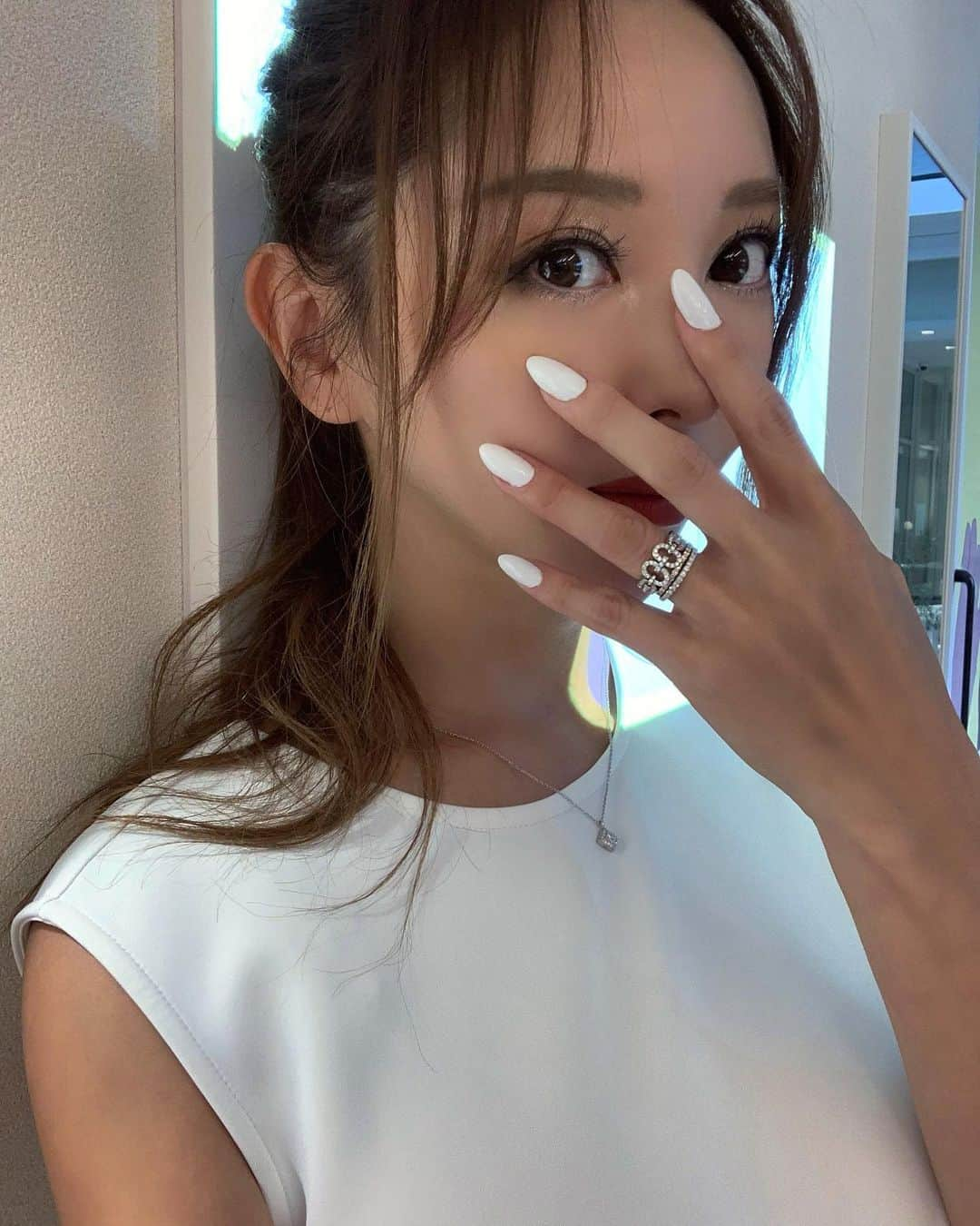 山崎みどりさんのインスタグラム写真 - (山崎みどりInstagram)「NEW self nailはWhite nail🤍  ホワイトは時間と共に少し黄ばんでくる時があるから、 ホワイトのジェルにブルーのジェルを一滴垂らして （ホワイト:ブルーを 97:3くらいにして）混ぜて、 限りなくホワイトに近いアイスブルーにして塗ってるよ🤍 ──────────────────────────  #セルフネイル #newnail #nail #selfnail #💅🏻 #ネイルデザイン #flashnails #flashnail #ネイル #ジェルネイル #nail #whitenails #シンプルネイル #selfnail #nails #naildesign #simplenails #simplenail #네일아트  #chiodo #unghia #美甲 #ホワイトネイル #midorinail#ポニーテール#ponytail」7月10日 15時11分 - midori_yamasaki_