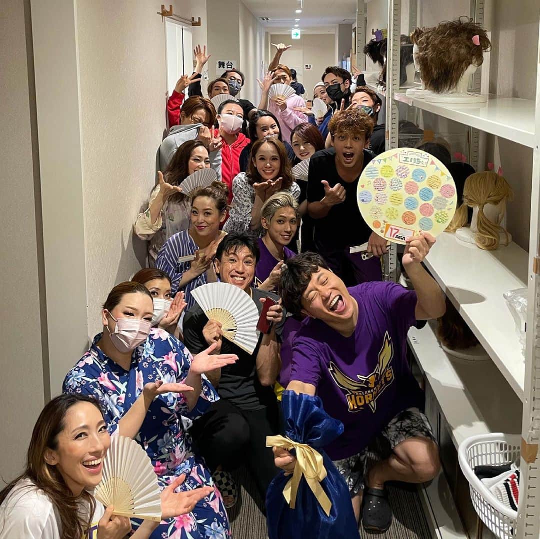 エハラマサヒロさんのインスタグラム写真 - (エハラマサヒロInstagram)「うちの子はなんて幸せなんでしょう💕💕みんな本当に本当にどうもありがとう‼️‼️  #こんな笑顔と祝福の中で生まれてくる子どもちゃんカッコいい #みんなで祝ってくれる17againのキャスト、スタッフの皆さんカッコいい」7月10日 15時12分 - eharamasahiro