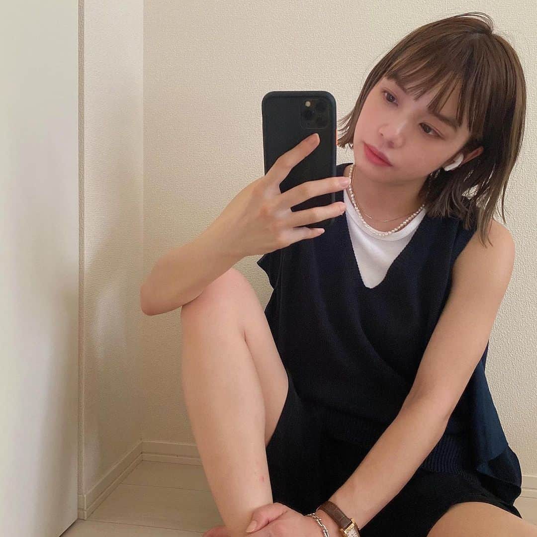福地夏未のインスタグラム：「🛋 鏡で写真撮るの難しくない？ 上手に撮る人ほんとすごい、、 今日は暑かったからやっと着れた🦭 パンツは膝丈で綺麗目なの◎ _ #code #coordinate #ノースリーブ #ハーフパンツ #夏コーデ #低身長コーデ #gu #maisonflaneur #gray____accessories」