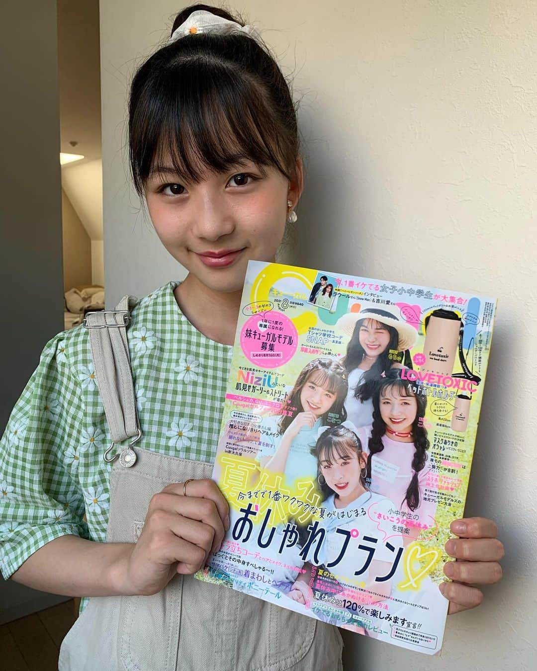 中田華月さんのインスタグラム写真 - (中田華月Instagram)「Cuugal8月号発売されました❤︎ 今回の表紙は8月号にふさわしい太陽な様な4人です✨  🌻もちゅちゃん 🌻ここあちゃん 🌻こなつちゃん 🌻さあやちゃん  みんな可愛い❤️❤️❤️  キューガルにはたくさん可愛い子がいるので自分も可愛くなれる努力をしないとなって思います😌✨  今回も内容盛りだくさんになってます！  付録はめちゃめちゃ使える @lovetoxic_official  ラブトキシックさんのペットボトルホルダーになります✨  　ぜひゲットしてください❤︎❤︎  #キューガル #cuugal #8月号 #8月号付録 #ラブトキシック  #ペットボトルホルダー」7月10日 15時50分 - hachan0925