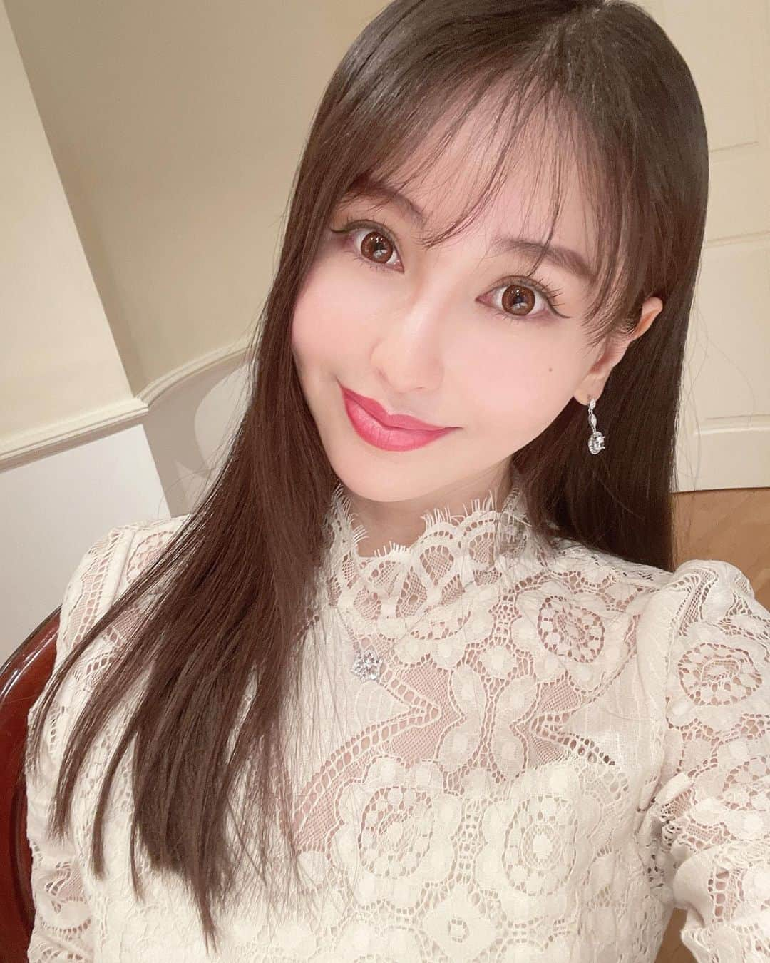 CHIKAさんのインスタグラム写真 - (CHIKAInstagram)「. 昔は顔のお肉が邪魔で仕方なかったけれど、40歳になった今、顔のお肉や脂肪をいかに大事にしなきゃいけないかに気付きます。  30代の方は脂肪を無くすよりシーラインで皮膚の土台を引き締めることに集中しておくと40歳になった時後悔しなくて済みますよ♡  美肌作りとエイジングケアだけは【今が良ければ】は後々後悔するので、10年後20年後も見据えた価値ある美容施術、スキンケアだけを提案します。  20代〜30代前半までニキビに悩まされてた私。 30歳を超えると老化にも直面し右往左往、、、w  美容で散々遠回りしてきた私が、自分が本気で通いたい【理想のサロン】 @laura_tokyo を作りました。  ご期待ください♡ ご来店後はメンバー価格をご用意しています🎀  最新美容をもっと身近に♡ クリニックでも導入されているハイスペックマシーンのみ導入。講習指導を受けながら、安全に配慮して取り扱いしています。  【美肌作りとリフトアップ専門店】 LAURA beauty salon ローラビューティーサロン @laura_tokyo  店長Instagram @laura_hitomi.h   📖施術を受ける側も勉強する時代♡  【皮膚は層ごとにアプローチが必須☝️】 上から・・・ ■表皮 ・プラチナクレイピール（ターンオーバー正常化） ・フローレススキンシリーズスキンケア ・アクアシュアで活性酸素除去 ・アクアシュアで毛穴洗浄 ■真皮 ・シーライン（コラーゲン生成）強！ ・プラソニック（DDSで濃度100%美容液導入） ・アクアシュア（コラーゲン生成）中！ ・トニーシュア（コラーゲン生成）弱！ ■皮下組織 ・脂肪なので、分厚い方はまずシーラインで燃焼 ・普通の方は脂肪は絶対キープ ■SMAS筋膜 ・シーライン（拘縮によるリフトアップ） ■筋肉 ・アクアシュアガルバニックで筋膜リリース強！ ・トニーシュアガルバニックで筋膜リリース弱！ ■骨 ・口から取る栄養で補強  ちなみに、頭皮ケアはアクアシュアのヘッドスパコースがおすすめです。毛穴洗浄、活性酸素除去で白髪、抜け毛予防。頭皮から筋膜リリースでリフトアップ。キューティクルが締まり髪質向上♡ 当日オプションなら6,900円→3,900円♡  私は主婦歴が長いので、、お得が嬉しいタイプ☺️出来る限りお客様に還元できるようなシステムに取り組んでいます。  #女性経営者 #女性起業家 #サロンオーナー #最新美容 #40歳 #アラフォー #シーライン #ダブロ #ハイフ #リフトアップ #プラソニック #ドラッグデリバリーシステム #TDDS #DDS #ヒト幹細胞培養液 濃度100% #クリニック #エステサロン #プラチナクレイピール #ハーブピーリング #アクアシュア #水素水ピーリング #ハイドラフェイシャル #活性酸素除去 #抗酸化作用 #抗炎症作用 #白髪予防 #抜け毛予防 #頭皮からのリフトアップ #エイジングケア」7月10日 15時55分 - chika72714