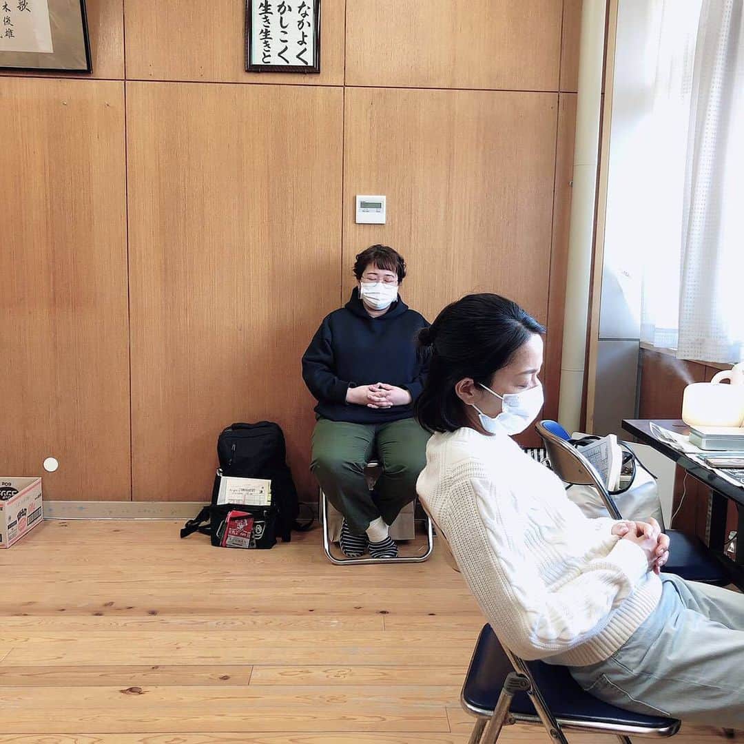 羽田美智子さんのインスタグラム写真 - (羽田美智子Instagram)「野際陽子さんから教わった大切なこと。  『寸暇を惜しんで寝る！！』  女優業は体力勝負だから、ちょっとした隙を見つけては寝るのよ、、と。  私、言いつけを守ってます😴  寝てるところを盗撮されてました😂  今夜は新月です。 そして「#コールドゲーム」第6話放送です。 残すところあと3話‼️ 偽装家族の真相が明らかになってきます。  遅い時間ではありますが、、 ご覧いただけたら嬉しいです🥰  雨のニュースが心配ですがくれぐれもお気をつけてお過ごしくださいね。  #コールドゲーム」7月10日 16時06分 - michikohada