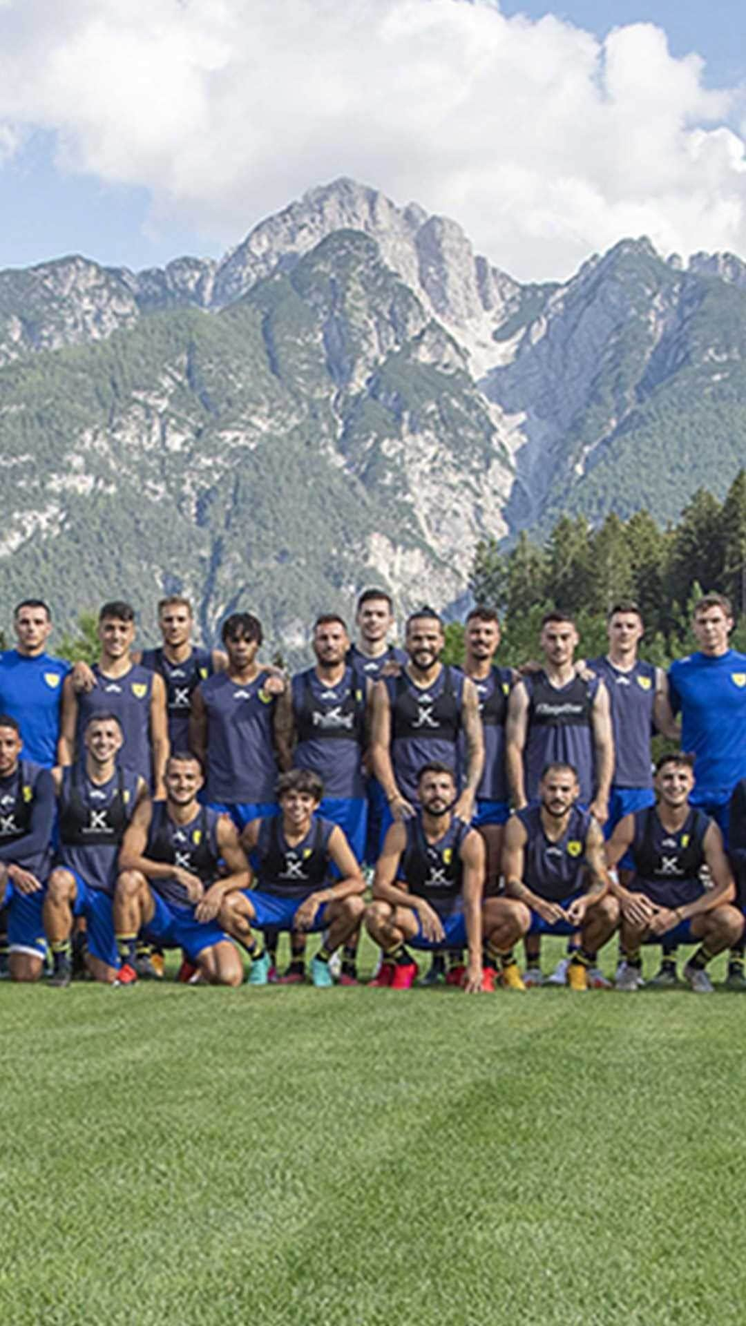 ACキエーヴォ・ヴェローナのインスタグラム：「🏁⚽️ È iniziato oggi il ritiro gialloblù a Pieve di Cadore 2021!  L'arrivo in piazza e il primo allenamento in quota agli ordini di mister #Zaffaroni e del suo staff 💛💙   #pievedicadore #calcio #football #chievo #chievoverona #gialloblù」