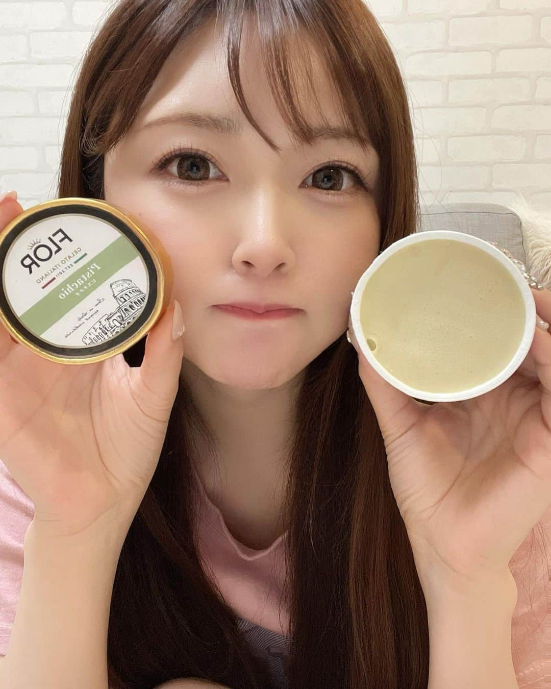 RINKAさんのインスタグラム写真 - (RINKAInstagram)「だいすきなジェラート🍨🤍 . 今日のおうちスイーツは イタリアに本店があるジェラート屋さん @florgelato_osaka  さんのジェラートだよ . とくにピスタチオがだいすきと . バニラも甘くて濃厚で美味しかった🥴🤍 . 他のお味も食べるのがたのしみ🤤❤︎ . . #食べるの大好き  #ジェラート#ジェラート好き #アイス#お取り寄せスイーツ #お取り寄せグルメ  #お取り寄せ大好き」7月10日 18時02分 - rinka.716