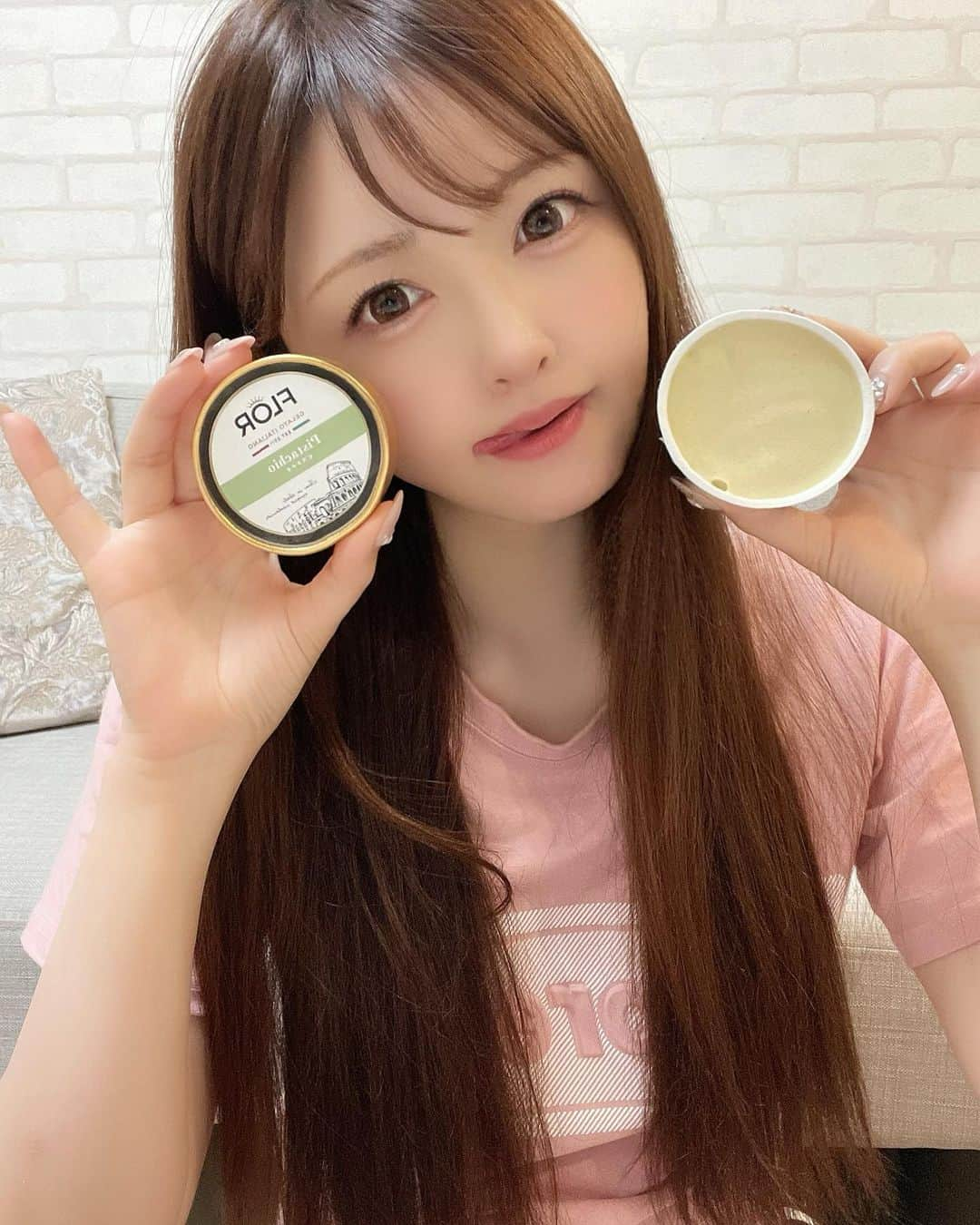 RINKAさんのインスタグラム写真 - (RINKAInstagram)「だいすきなジェラート🍨🤍 . 今日のおうちスイーツは イタリアに本店があるジェラート屋さん @florgelato_osaka  さんのジェラートだよ . とくにピスタチオがだいすきと . バニラも甘くて濃厚で美味しかった🥴🤍 . 他のお味も食べるのがたのしみ🤤❤︎ . . #食べるの大好き  #ジェラート#ジェラート好き #アイス#お取り寄せスイーツ #お取り寄せグルメ  #お取り寄せ大好き」7月10日 18時02分 - rinka.716