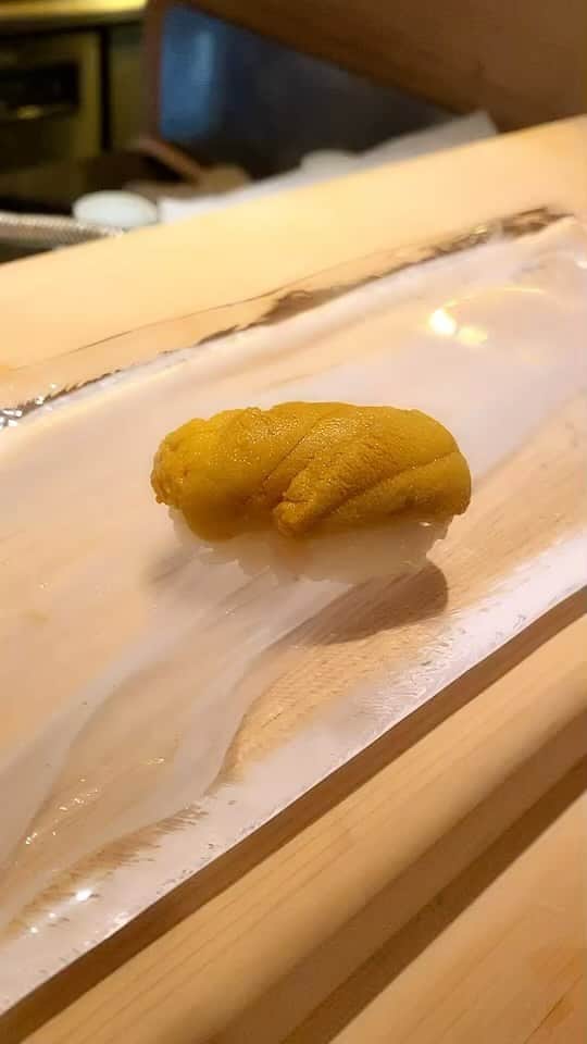 のインスタグラム：「先輩とお鮨たべた🍣 I like sushi.  #鮨 #美味しい #グルメ #sushi #yummy  #japanesefood」