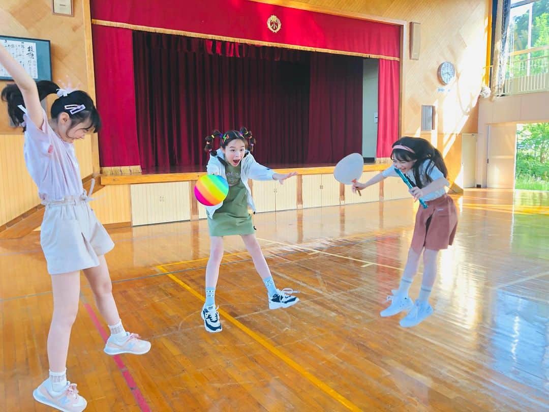 ニコ☆プチのインスタグラム：「👻☀️  何がどうしてこうなった😂𐤔 𐤔  着まわし新シリーズ #ハルハレ  応援よろしくねーー📣💓🌈  #星名ハルハ #小松崎ふたば  #星乃あんな」