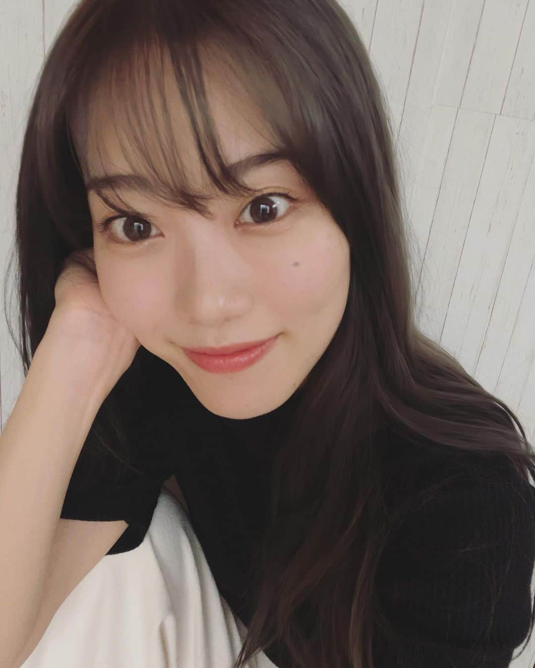 菜々香のインスタグラム：「久々暗髪 ✌︎ うんぱっぱ」