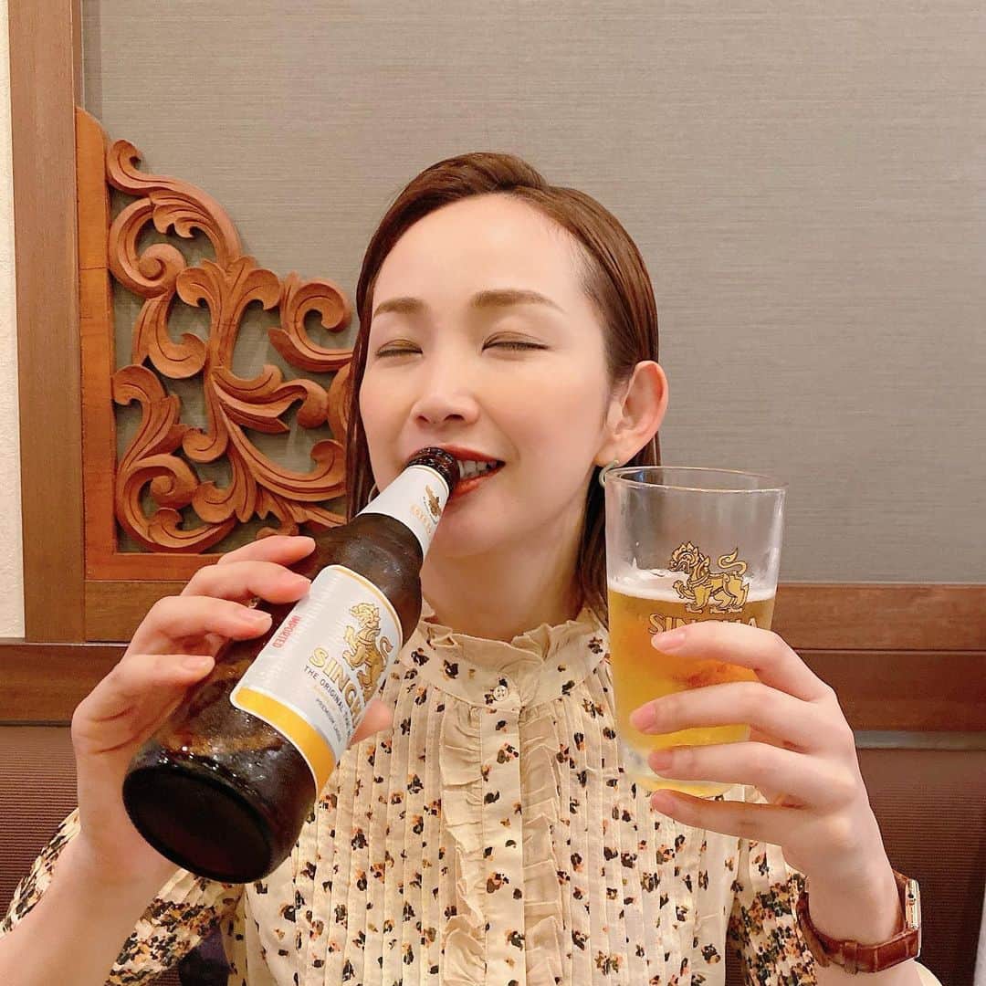 のインスタグラム：「今日はタイのイベントだったから シンハーでちょっとだけ🍺🐘🇹🇭  久しぶりにタイを感じられたなぁ🐘 はやくタイに行きたい🥺🌈  そしてZARAのセールで買ったものたちのYouTubeをアップしたよ🗣16000円で4着も買えたよ🥺着まわしもあげてるから、ストーリーズかプロフィールから飛んでね🕊❣️#テンションあがると半目になる人と繋がりたい」