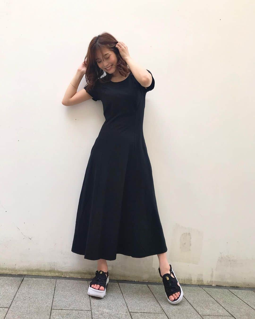 橘花凛さんのインスタグラム写真 - (橘花凛Instagram)「#ハトクロ私服 このワンピース本当に買ってよかった🥺💕めちゃめちゃスタイル良く見えて毎日着たいくらい✨ 色もすごい悩んだけど何色あってもいいなぁと思えるワンピース👗 小物次第でカジュアルにも綺麗めにも着こなせちゃう🥰  👗 @heartcloset_official  👟 @nike」7月10日 19時34分 - rintakahashi0809