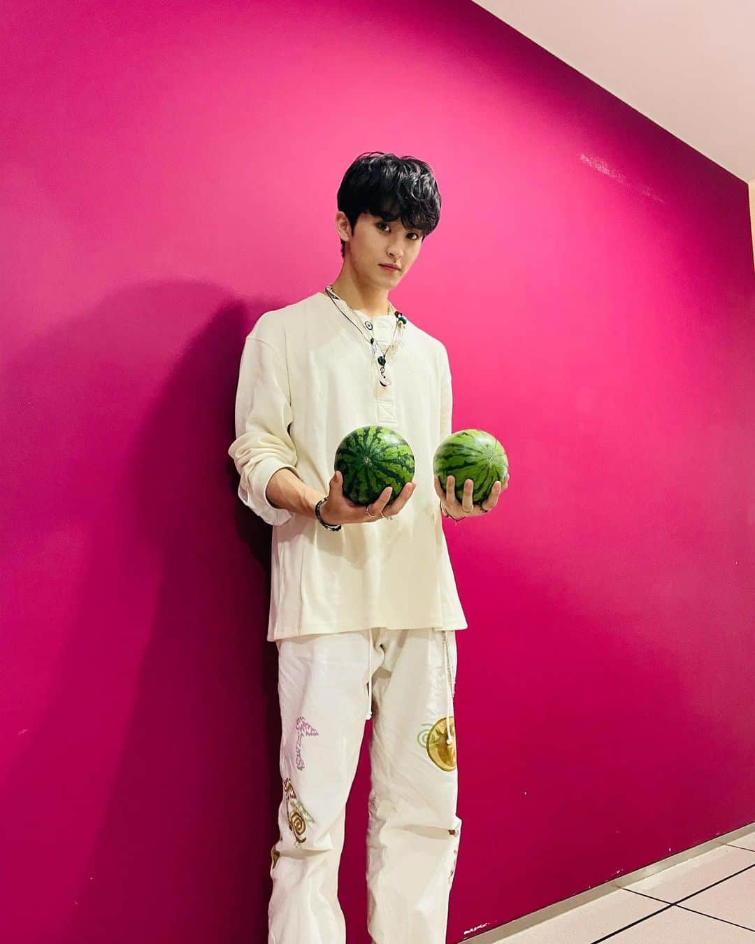 マークさんのインスタグラム写真 - (マークInstagram)「it ain’t summer if there ain’t no 🍉 #고마워요오오 #으맠중심 #토요일 #summer」7月10日 19時34分 - onyourm__ark