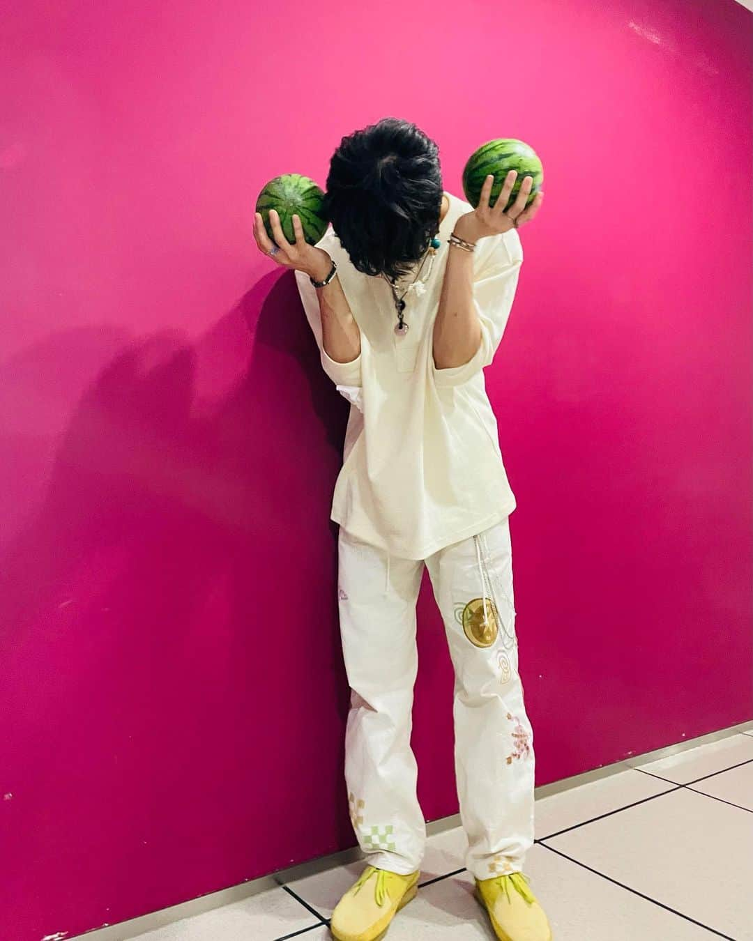 マークさんのインスタグラム写真 - (マークInstagram)「it ain’t summer if there ain’t no 🍉 #고마워요오오 #으맠중심 #토요일 #summer」7月10日 19時34分 - onyourm__ark