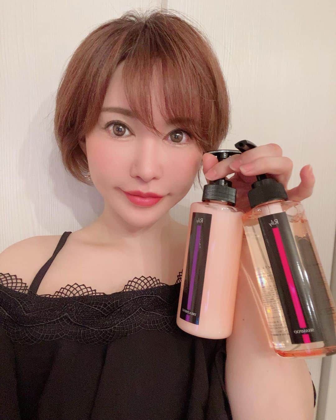 里美ゆりあのインスタグラム：「@rily_professional  さんのシャンプーとトリートメント😘  使うの楽しみ🎶  #シャンプー #トリートメント #ヘアケア #アンチエイジング  #shampoo #treatment #hairstyle  #hair」