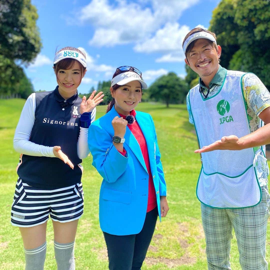 高橋としみさんのインスタグラム写真 - (高橋としみInstagram)「本日のuuum golfの動画は #青木瀬令奈　プロと#大西翔太　コーチが 来てくださいました⛳️⛳️ なんと青木プロは先日の サントリーレディース優勝ジャケットを 大西コーチはキャディーポンチョを😳 私も記念にポンチョに腕を通しました✨ その様子もストーリーで😁😁  今日のテーマは ドライバーを”振り過ぎずに”飛ばす！ 飛んで曲がらない女子プロの打ち方を 解説します。  ストーリーにURL載せますので ぜひ見てください😊✨ #ゴルフ#ゴルフ女子#uuumgolf」7月10日 19時56分 - toshimi_1002