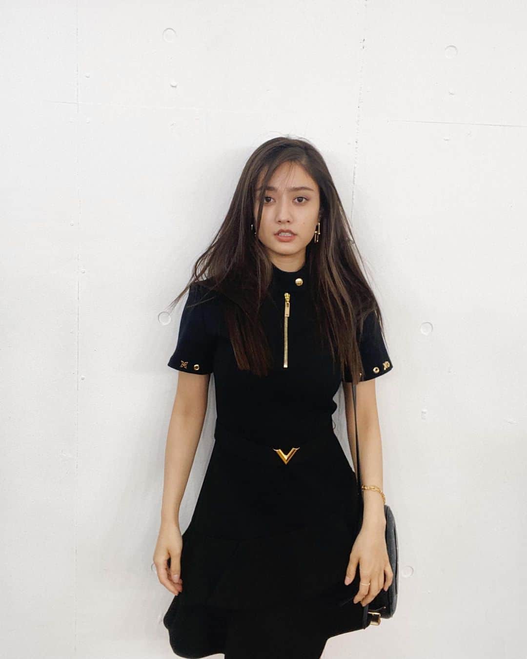 のインスタグラム：「Today’s me 🖤  今日もお疲れ様です🥰 今夜はドラ恋です！ぜひみてね💖  Clothes and bag #louisvuitton  Jewelry #tiffany #tiffanyhardwear」