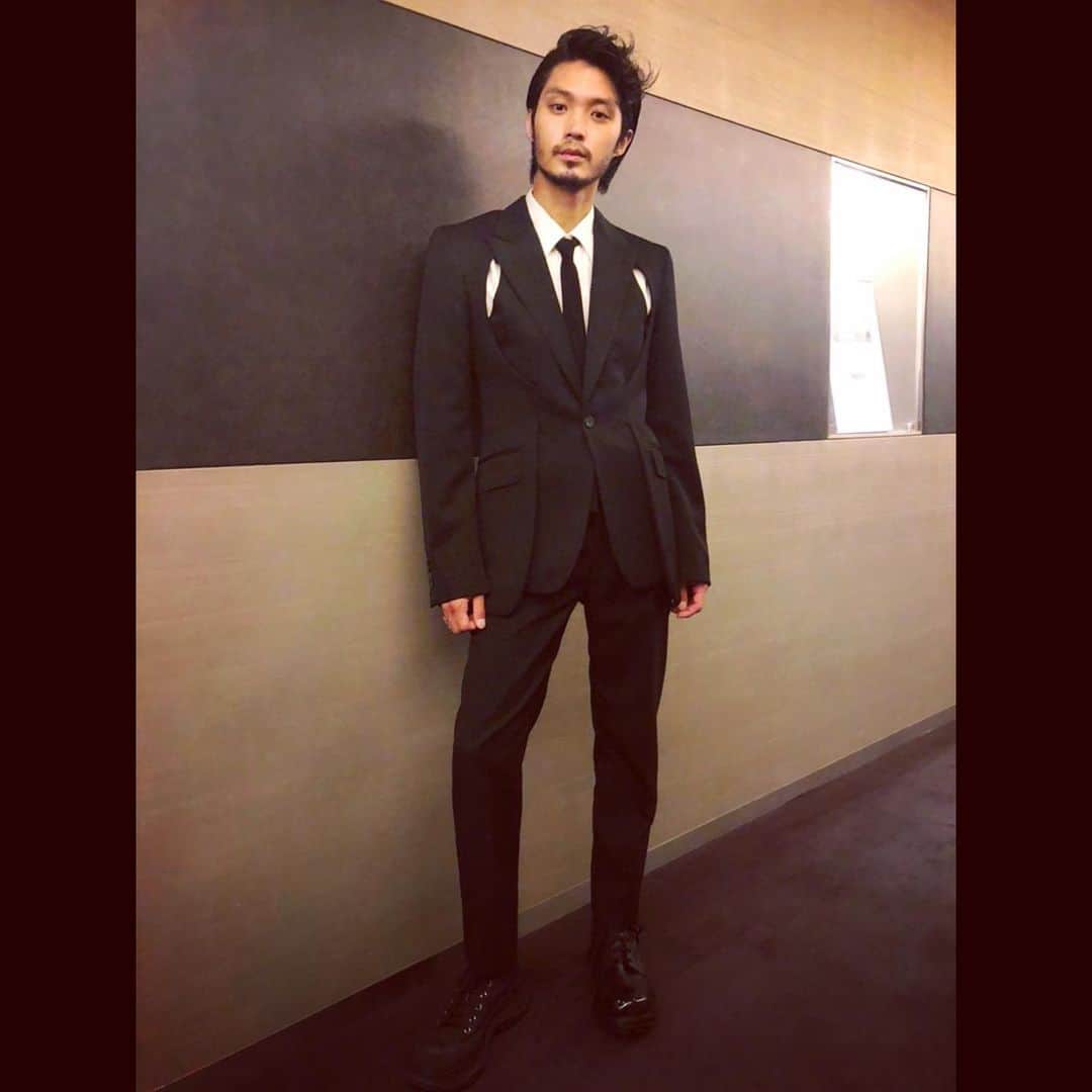 磯村勇斗のインスタグラム：「.  映画「#東京リベンジャーズ」  舞台挨拶及び、鑑賞しに劇場へ足を運んで下さった全国の皆さまありがとうございました。  公開から2日しか経っていませんが、多くの方に観て頂けているようで僕たちは嬉しいです。  何度も撮影が中止した中でようやく完成しお披露目することができ一安心と共に、東京リベンジャーズが少しでも映画界を盛り上げる作品になればと思います。劇場でいろいろな映画に触れるきっかけになれたら嬉しいです。  どうぞ東京リベンジャーズを宜しくお願い致します。  原作者、和久井健さんより一人一人にメッセージ頂きましたよ。 ありがとうございます。」