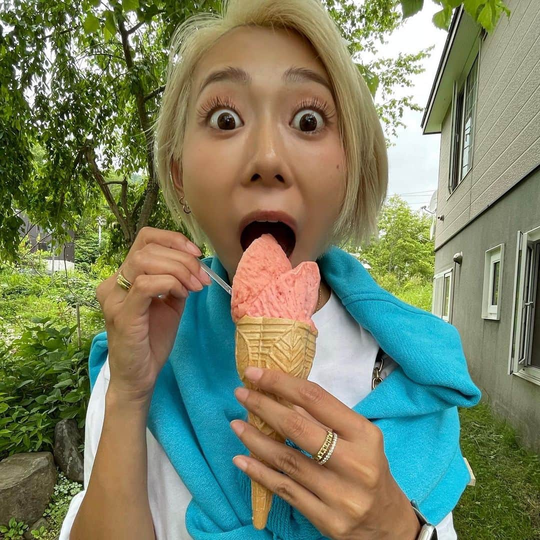 Mika Jimboさんのインスタグラム写真 - (Mika JimboInstagram)「【ニセコで絶対食べろよ、このジェラート🍦か】 ⁡ ニセコにある#RUHIEL のジェラートが最高だったんよ❗️プラムのジェラートが美味しいって聞いてたけど、もちろん美味しいけどスイカがやばいのよ🔥 ⁡ スイカすんごい美味しくて🍉 また食べたい😭❤️❤️❤️❤️❤️ ⁡ ⁡ まじでニセコに行ったらいって欲しいけど、 多分冬やってないから夏行ってね☺️ ⁡ 夏のニセコも素敵だったよ❤️ ⁡ 今沖縄にいるけどニセコ投稿ごめんね。 ⁡ ⁡ #ニセコ#ニセコグルメ #ニセコランチ#ニセコカフェ  #ニセコごはん#北海道グルメ#北海道ごはん#北海道旅行 #北海道観光 #羊蹄山 #ニセコカフェ」7月10日 20時38分 - mikajimbox