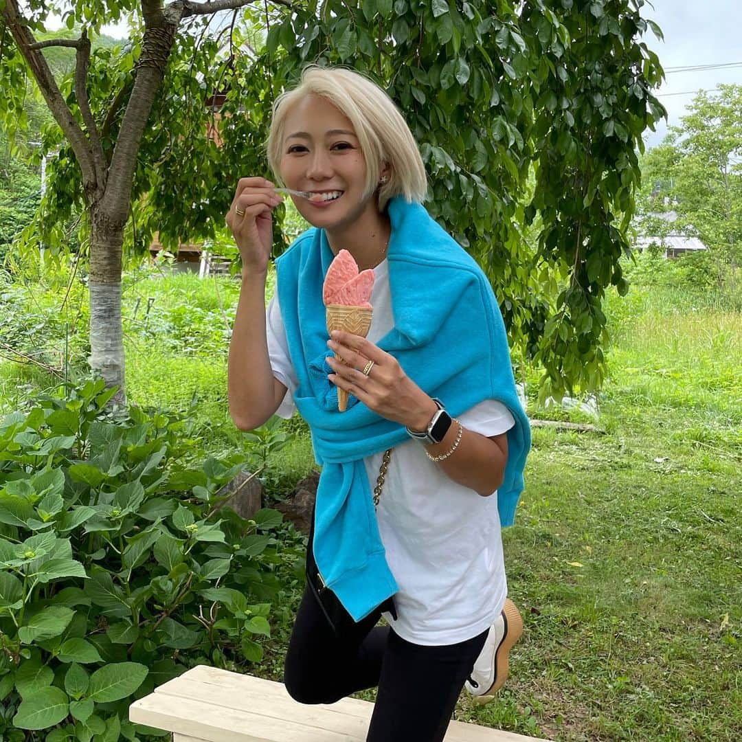 Mika Jimboさんのインスタグラム写真 - (Mika JimboInstagram)「【ニセコで絶対食べろよ、このジェラート🍦か】 ⁡ ニセコにある#RUHIEL のジェラートが最高だったんよ❗️プラムのジェラートが美味しいって聞いてたけど、もちろん美味しいけどスイカがやばいのよ🔥 ⁡ スイカすんごい美味しくて🍉 また食べたい😭❤️❤️❤️❤️❤️ ⁡ ⁡ まじでニセコに行ったらいって欲しいけど、 多分冬やってないから夏行ってね☺️ ⁡ 夏のニセコも素敵だったよ❤️ ⁡ 今沖縄にいるけどニセコ投稿ごめんね。 ⁡ ⁡ #ニセコ#ニセコグルメ #ニセコランチ#ニセコカフェ  #ニセコごはん#北海道グルメ#北海道ごはん#北海道旅行 #北海道観光 #羊蹄山 #ニセコカフェ」7月10日 20時38分 - mikajimbox