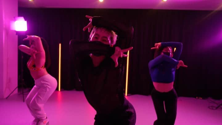 avecooのインスタグラム：「@avecoodancestudio   ♪music♪ @britneyspears #imslave4u   皆んな今日も燃えてたぜ🔥  ☆Dancer☆ ①&② @avecoo @chizuru_lion @anju.124   ③ @rinrinhiroto @momoawaodori @ju_non814   ④ @anju.124 @87desu_0202 @memestrawberry   ⑤ @papiichan_rin_ @coco.sango @nonohaaaaaaaa   ⑥ @chizuru_lion @matsurina13 @iamfukadayo @_noguchiho___  @nanami_627   ⑦ @papiichan_rin_ @iam__ayuka @_noande_   ⑧ @ai.na.1223 @asu_136i.m @aria__428   #dance #jazzfunk #britneyspears #choreographer #avecoo #tokyo #japan #やっぱり　#ブリトニースピアーズ」