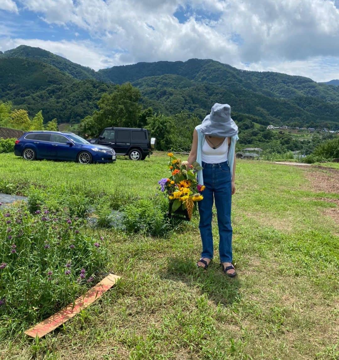 まつだみらいのインスタグラム：「weekend 🌻💐  良い汗かきました☀️🌈  去年rihkaでwhole さんと作らせて頂いたカラーのインスパイア源にもなっているルドベキアが咲いている様子を実際に見ることができて、とても貴重な経験をさせて頂いて感動でした。  今夜21:00vlog(YouTube )upしますね〜（この写真とは違う時の様子ですが）」