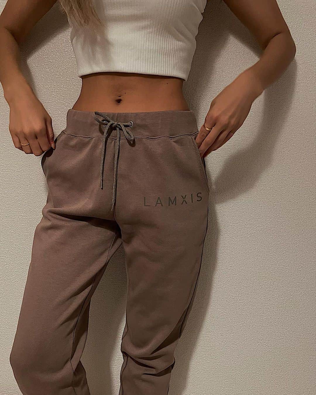 MIYAのインスタグラム：「トレーニングにも普段着にも使える @2021.lamxis のスウェット🤎 ⁡ この色おかわ〜😍 ⁡ ⁡ #lamxis #ランクシー #workout #fitgirl #training #gym #ootd」