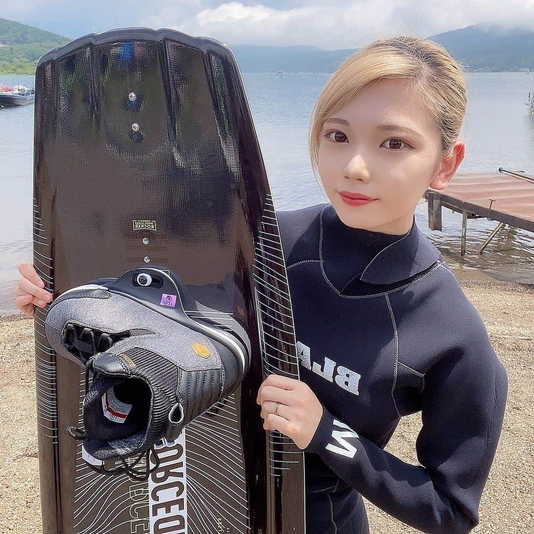 SAKIさんのインスタグラム写真 - (SAKIInstagram)「マイウェイクボードGET🔥✨ @liquidforce_japan  @liquidforcewake  ・ やっぱり自分のボードってテンション上がる🔥 ・ 冬はスノーボード、夏はウェイクボード🏂横乗りって本当に楽しい✨ ・ 初心者でも全然いけるよ✌️ 握力18の私でも余裕なの😳ウェイクボートは力関係ないんだよ😌むしろ筋肉とか体重ない女子の方が最初は立てる人多いの🤩 ・ @gakuroku_marine  @activityplus_insta  ・ ・  #スノボ #スノボ女子 #スノーボード #スノボー #スノボー女子 #スノーボード女子 #ウェイクボード #ウェイクボード女子 #ガクロクマリン #山中湖 #横乗り #横乗り女子」7月10日 21時26分 - iam_saki912