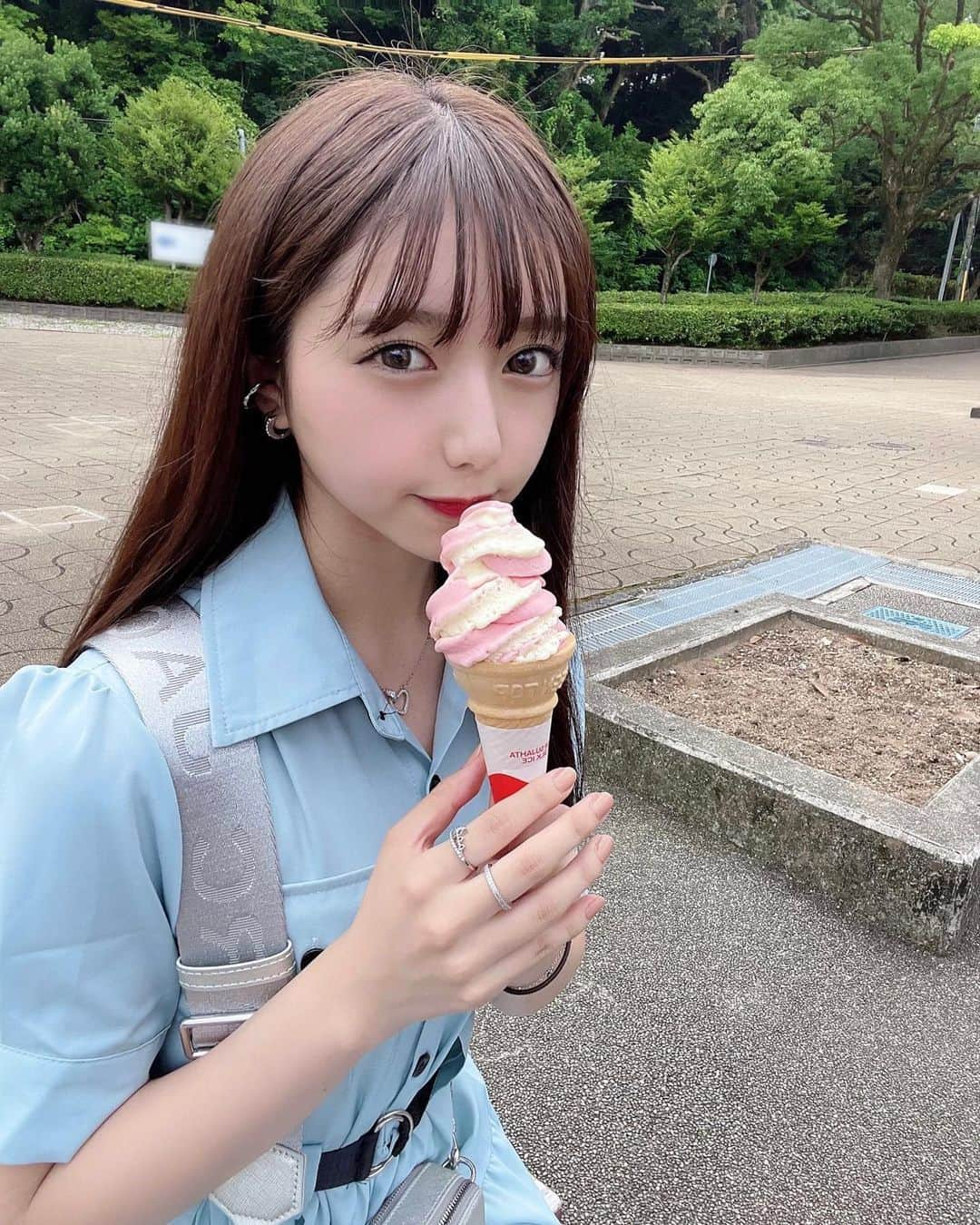 萩田ここさんのインスタグラム写真 - (萩田ここInstagram)「🍓🍨 ⠀⠀⠀⠀ ソフトクリーム美味しかった〜❤︎ ⠀⠀⠀⠀ ストロベリーバニラ味にしたよ‼︎ ⠀⠀⠀⠀ 夏はアイスがいいね🍦💭 ⠀⠀⠀⠀ さっき雷鳴っててコワカッタ🥲🌩 ⠀⠀⠀⠀ Ate a strawberry&vanilla ice cream the other day! It's been really hot recently. I love eating ice creams in Summer☺︎」7月10日 21時39分 - kokoro_hagita