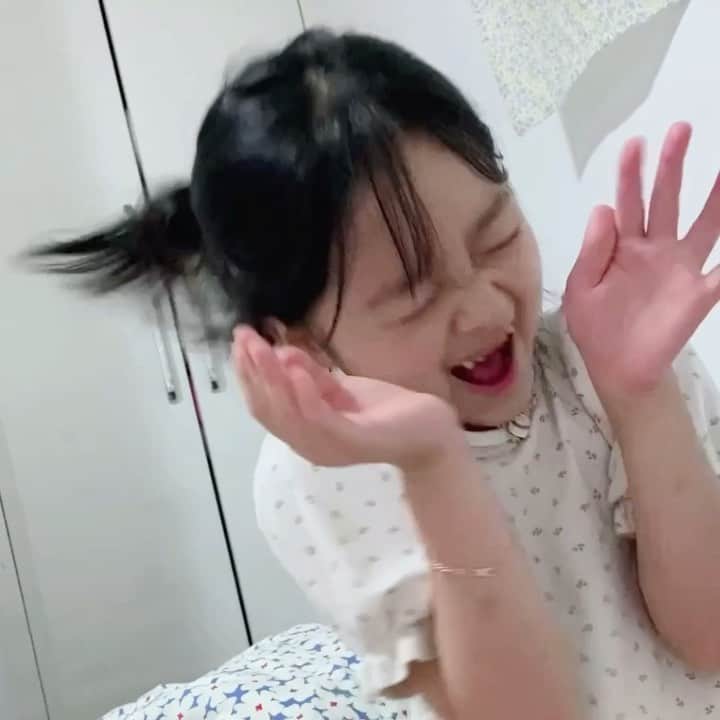 クォン・ユリのインスタグラム：「나만보기 아쉬운 엄마한정 끼순이,,(∗❛⌄❛∗) 밖에선 세상 낯가림,,, 그녀의 이중생활,,✨ #권율이 #율이tv」