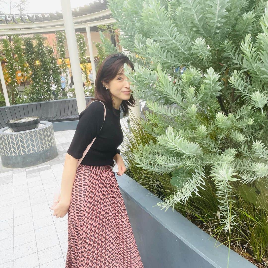 青山倫子さんのインスタグラム写真 - (青山倫子Instagram)「驚かせようと隠れている、つもり。 何してるの？と聞かれて、反対に驚いてしまった。 次こそは。。  #青山倫子 #ふとした時に #かくれんぼ #驚かせよう #隠れてみた #あまりにすぐに見つかって #逆に驚いた #次こそは #驚かせようとしていたところを再現してみた」7月10日 21時33分 - noriko_aoyama1229