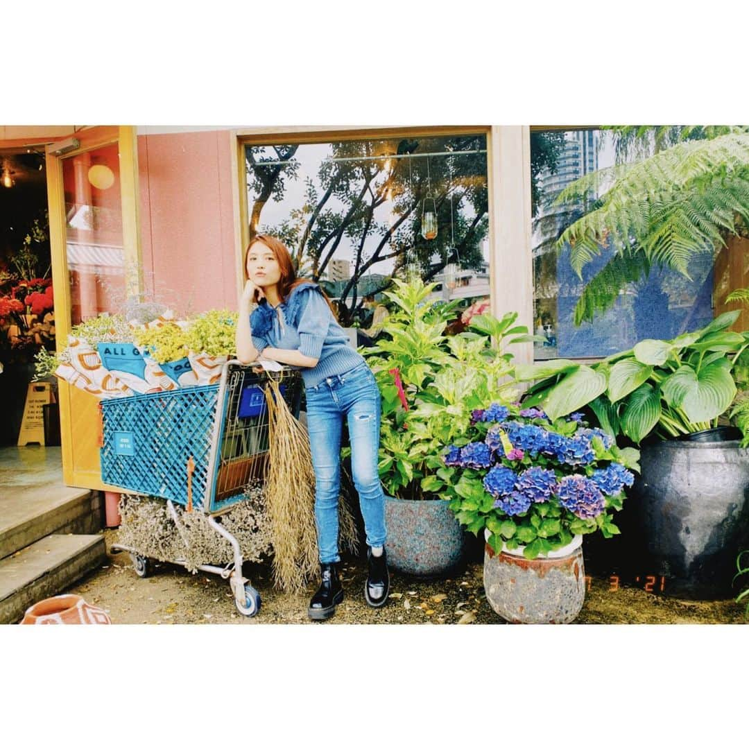 田野アサミさんのインスタグラム写真 - (田野アサミInstagram)「🌵🌇 〝ありがとう〟以上の他の言葉はないもんかと探した日、先週の私のデビュー記念日。  とびっきりなサプライズをしてくれた可愛い人達。 沢山沢山笑ってありがとうが溢れた日🧚🏻‍♀️ 改めて「本当にありがとう♡‼︎」 1枚目の動画音ありで是非....何度も見てください☺️✨ #田野アサミ#本渡楓#河瀬茉希#ハピネス #asamitano#真っ赤な花瓶#🍛 #ありがとう  ※写真撮る時だけマスク外してます I take off the mask only when taking a picture🤍.  めちゃくちゃお日様🌞も顔を出してくれて そして人との距離にも恵まれて きちんと対策して行けてよかった🌻 全てのタイミングにありがとうございます。  ※この動画や写真はスペシャルな思い出なので、ここだけの投稿に留めてくださいね♡勝手に使ったら悲しみます🙈」7月10日 21時47分 - tano_asami