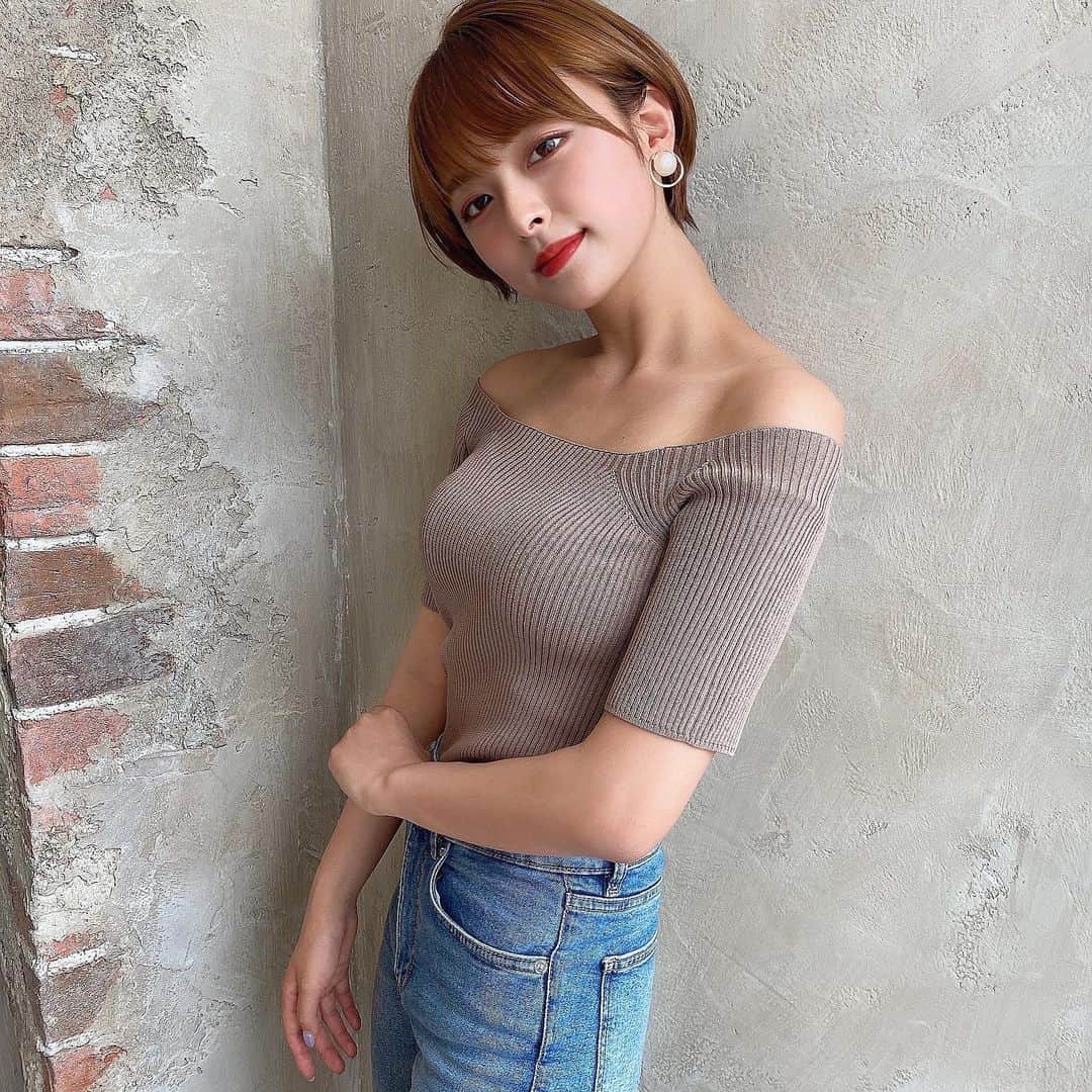 かおりのインスタグラム：「・ ・  髪少し切って髪色も明るくしたよ✌️  #さっぱり　#明るめカラー」