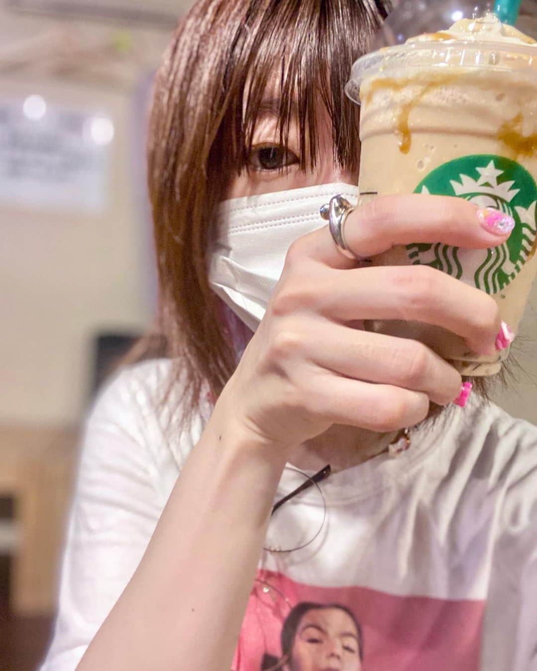 ぱいぱいでか美のインスタグラム：「東京ペチーノ . ストーリーに載せた適当すぎる写真 (全然ペチーーーーーノが写ってねえし 顔も髪の毛も家から来たまますぎる楽屋の写真) なぜかもう一回載せて！って言ってくれる人が 数名いらっしゃったので😂😂😂 物好きやんけと思いながらも折角なんで投稿させてもらいますね🙏🏻 スタバの47都道府県のやつ！ 東京普通においしかったよ☕️ 今日お仕事で幕張行ったから千葉の飲む気満々だったのに すっかり忘れてて後悔。。次は飲みます！ . でか美祭に向けてTikTok毎日投稿中です！ よかったら見に行ってコメントとかしてねん〜 . #ぱいぱいでか美 #でか美ちゃん #Starbucks #jimotoフラペチーノ」