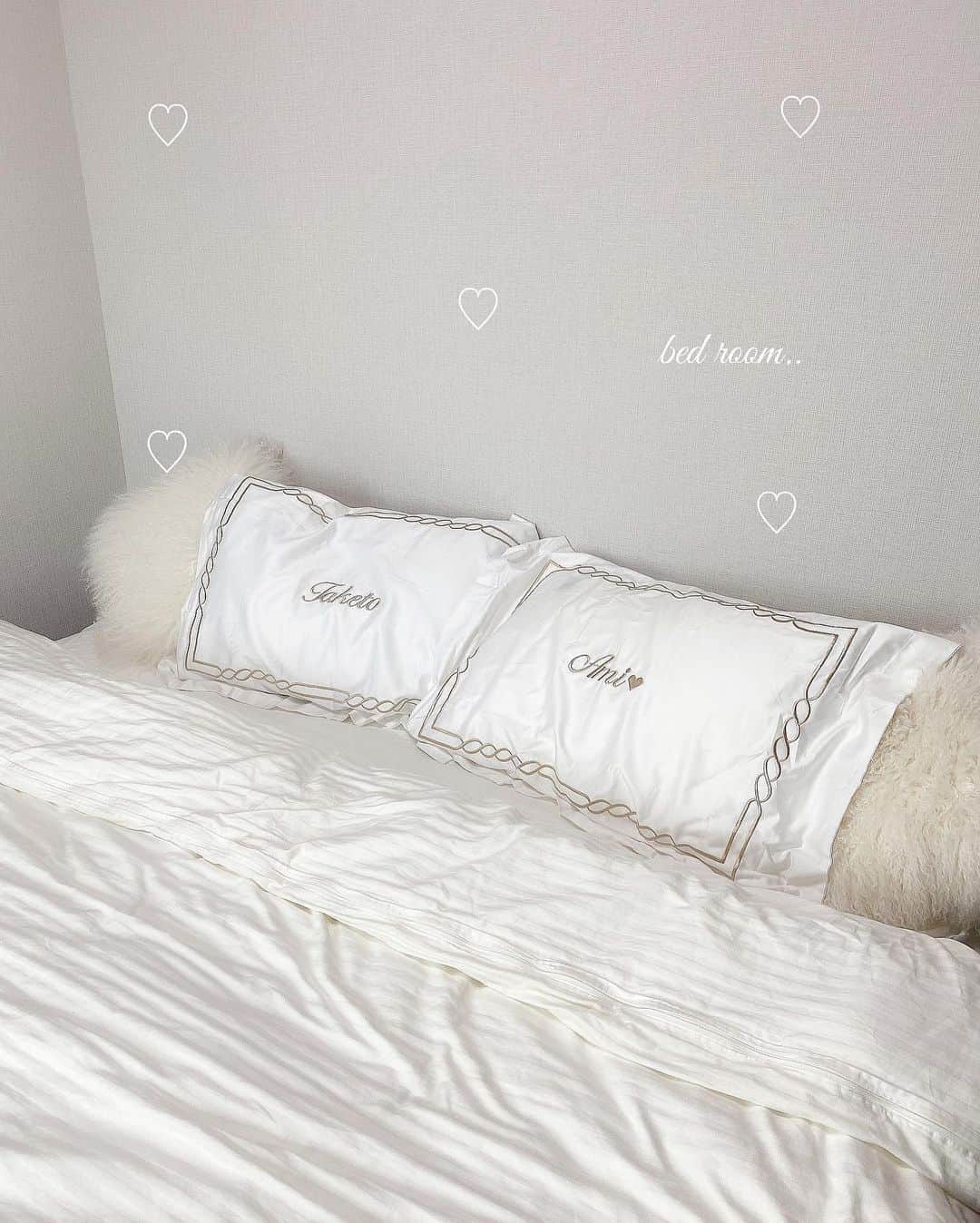 横田亜美さんのインスタグラム写真 - (横田亜美Instagram)「. 新婚祝いにもぴったりな 名前入れれる枕カバー🛏💤 . 同じ枕使ってるから いつもどっちの枕なのか ギャーギャーなるけど これでもう完璧✌️ . Amiは名前が短いから ❤︎を付けてもらったよ😴💓 . 枕の刺繍のお色は優しい印象の シャンパンゴールドにしました🪡 . . #枕カバー #ベッド #ベッドルーム #寝室 #寝る #寝る子は育つ #ベッドルームインテリア #まくら #枕 #オーダーメイド #名前入りギフト #名前入り #プレゼント #新婚生活 #新婚 #新婚夫婦 #ホテルライク #ホテルライクインテリア #ホテルライクな暮らし #新居 #新居祝い #結婚祝い #pr」7月10日 22時03分 - amimi0218