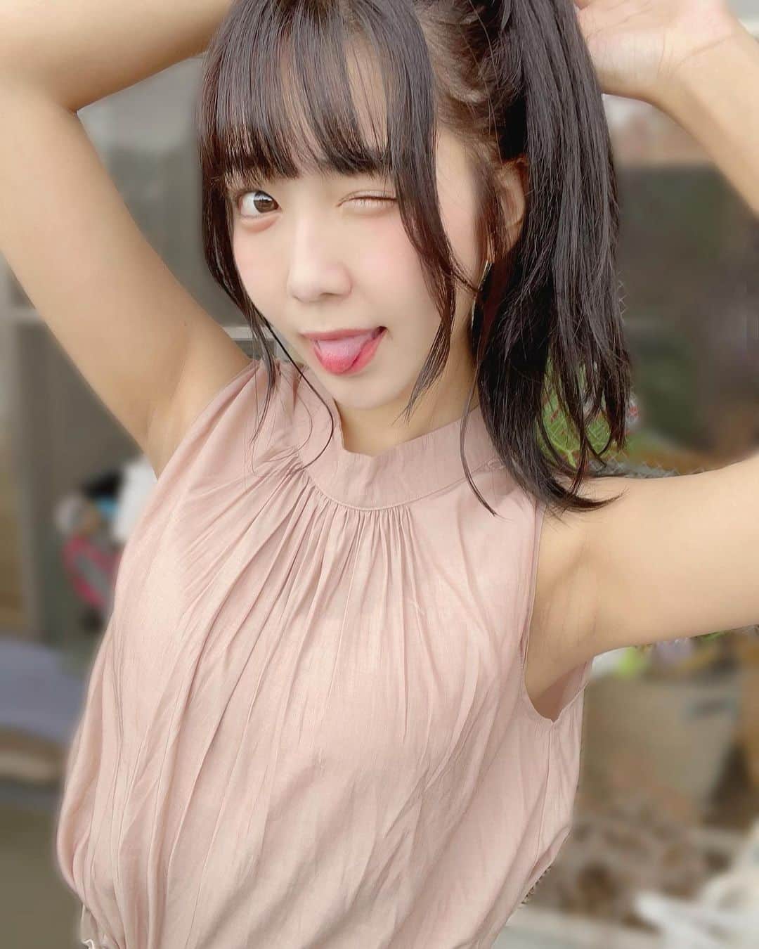 天羽希純のインスタグラム：「遅くなりましたが私黒髪になりましたーーー！💇🏻‍♀️  そして傷んでいたところも切ってもらって、キレイキレイになりました💋  黒髪×ポニーテール、どうですか？？  担当は今回も速水さん(@welly_hayami )です！ いつもありがとうございます😝😝  #ポニーテールアレンジ #ポニーテール #ヘアカラー #ヘアアレンジ #美容院 #美容院行ってきた #美容室 #渋谷美容室 #黒髪 #イメチェン #パッツン前髪 #私服 #コーディネート #夏服 #夏服コーデ #撮影会 #被写体 #可愛い女の子 #アイドル #グラビア」