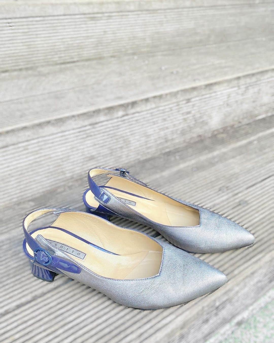 山崎春佳さんのインスタグラム写真 - (山崎春佳Instagram)「today’s look💙🤍  details🏷 ☑︎setup @mercuryduo_com ☑︎bag @fluffy.official_store  ☑︎shoes @yoshito_shoes   新しい靴をおろした✧ @yoshito_shoes という、大人のナチュラルテイストにぴったりな婦人靴ブランドだよ💫 履き心地もいいし、デザインは普段自分が履いたりするブランドとは一味違って大人な雰囲気と素材のよさが新鮮☺️  バッグは今っぽい形でかわいくて、何にでも合わせやすい色味で最近即決したアイテム🥺🤍 ふかふかで軽い☁️ @fluffy.official_store   @mercuryduo_com のセットアップは色味も形も大人っぽくて靴とスーパーフィットだった✨ 私にしては珍しい色味チョイス👀 しかも！袖は取り外せちゃうの！！迷ったけどいつもノースリーブ着てるから今日はちゃんと袖ありで着てみた🤣✨ 気分でかえられるの嬉しい🧚🏻‍♀️  #me #today #ootd #outfit #skirt #mercuryduo #bag #fluffyofficial #shoes #yoshito #原宿 #夏ワンピース #しふく #セットアップ」7月10日 22時17分 - haruka_yamazaki