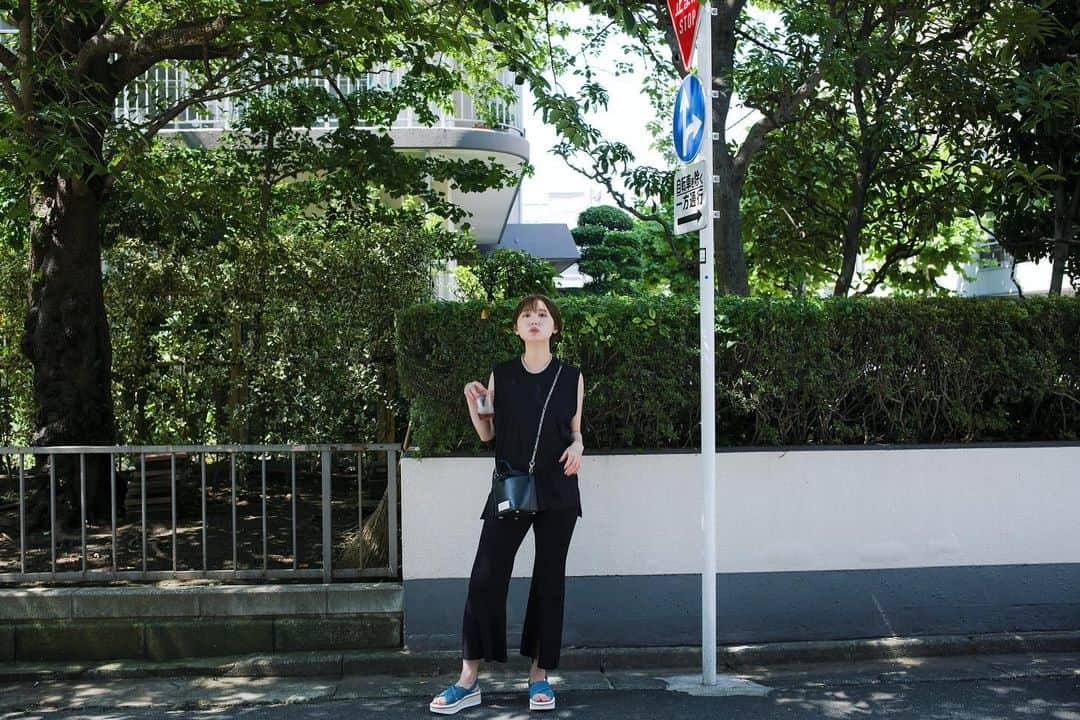 おのののかのインスタグラム：「＊ 久々の晴れは嬉しいけど、暑過ぎましたね😮‍💨☀️ みなさん体調は大丈夫ですか？  @uniqlo_jp × @mamekurogouchi のリブフロントスリットパンツ さすがに臨月までは無理そうだけど、まだ余裕で履けます✨ 168cmでＬサイズです☺️(XLでも良かったけどもう売り切れてた🌀) トップスも同じコラボので着やすい🥳  @clergerie のサンダルも晴れたからやっと履けて嬉しい〜可愛い〜💙」