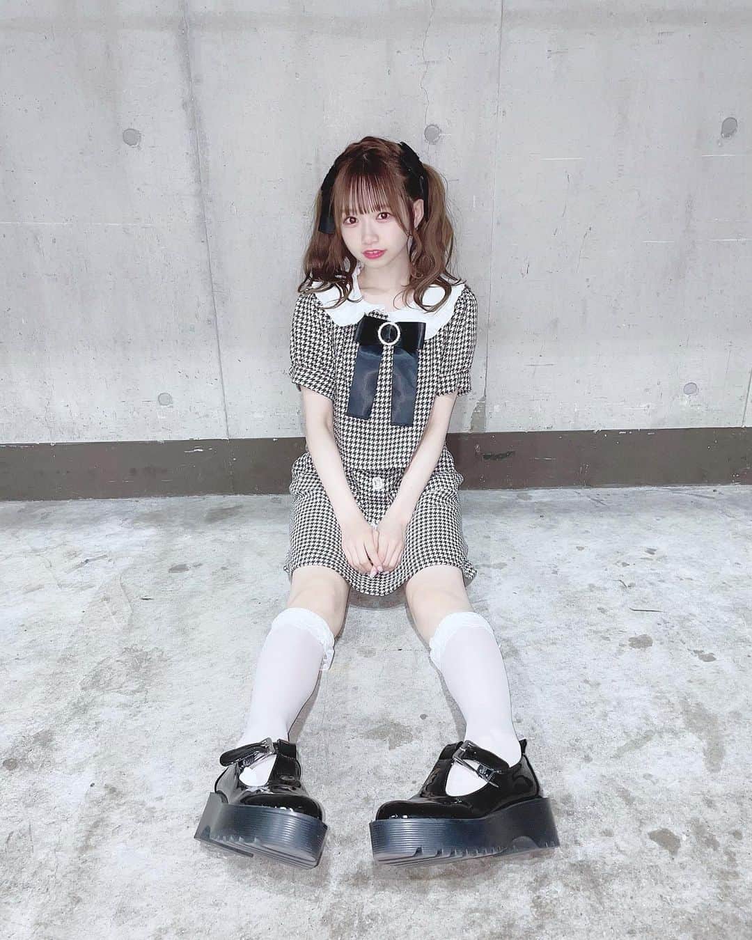 畑美紗起のインスタグラム：「千鳥柄のかわいいセットアップとりぼんとで ちと量産型よりのコーデをしたよ🎀💕💕  メイクもすこし地雷よりに💄  セットアップとりぼん 🏷 @ankrouge_official   大阪リアルトーク会 ありがとうございました🕊🤍🤍  この状況下の中大阪に行けたことも みなさんに直接会えたことも嬉しかったな🥺  みなさんの応援があっていまのわたしがいます… 改めて感謝の気持ちでいっぱいです🌸💐  今日会えた方も会えなかった方も 次の機会にまた会えますように💫  だいすき♡  #ankrouge #fashionista #ラスアイ #ラストアイドル #畑美紗起 #ラストアイドル2期生 #スカート #スカートコーデ #トップス #ファッション #コーデ #コーディネート #今日のコーデ #量産型コーデ #量産型 #地雷メイク #ootd #fashion #instagood #shooting #me #coordinate #fashion #tops #skirt #アンクルージュ #ツインテール #ツインテールアレンジ」