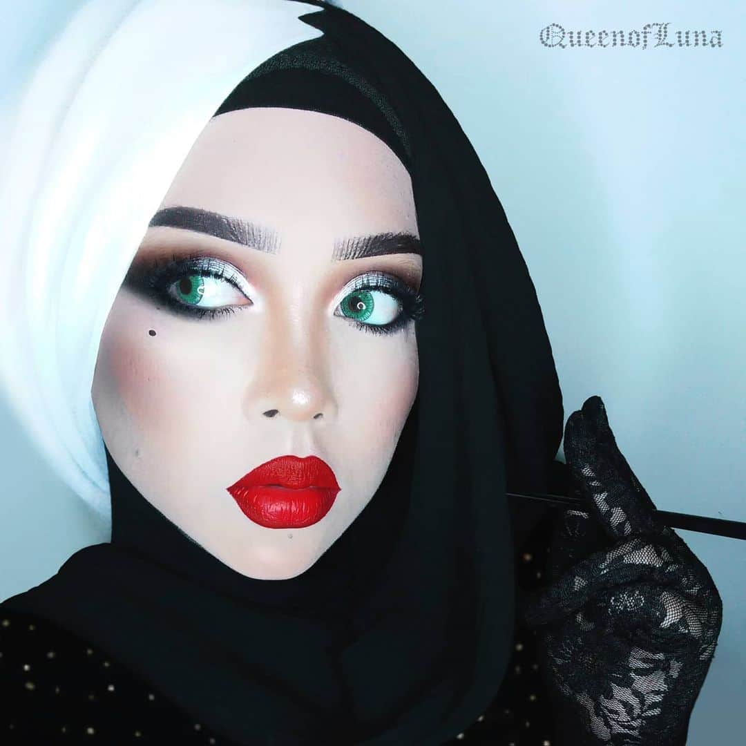 queenoflunaのインスタグラム：「I'm brilliant, I'm bad & a little bit mad. 🤍🖤 Here's my more natural look of Cruella. I had done a Cruella look many years ago, which was closer to the animated version. . Products: ▪️@wyconcosmetics.malaysia photoshop effect foundation+concealer ▪️@nyxcosmetics_my stay matte but not flat powder (nude) ▪️@nyxcosmetics lust love disco epic ink liner ▪️@kvdbeauty fetish eyeshadow palette ▪️@nyxcosmetics worth the hype mascara ▪️@maccosmetics retro matte (feels so grand) . . #cruella #disney #cruelladevil #101dalmations #disneyvillain #disneymakeup #halloween #nyxcosmetics #wyconcosmetics #kvdbeauty #maccosmetics」