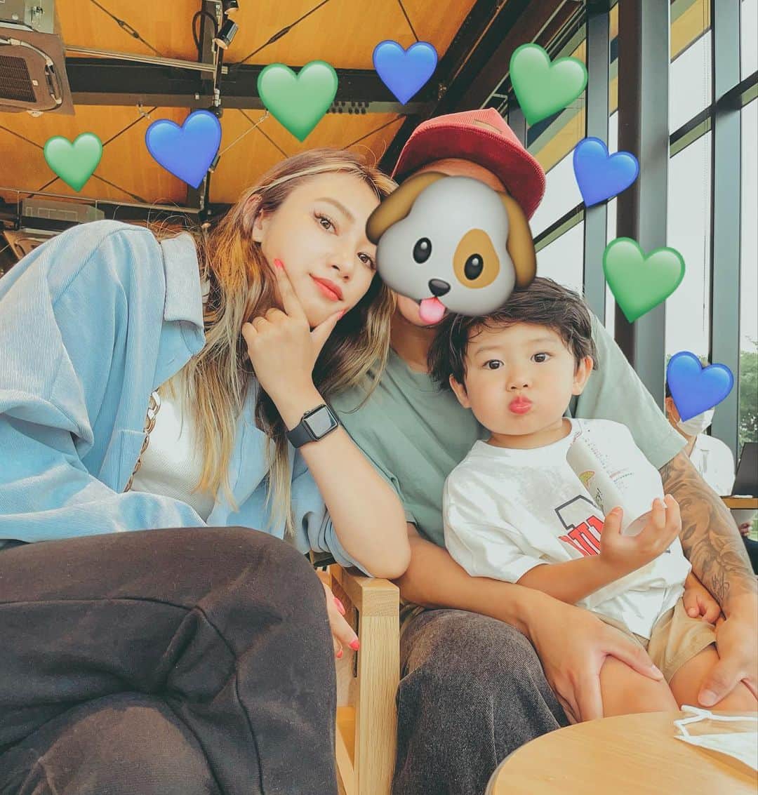 新井ニーニャのインスタグラム：「. 今日のじゃないけど✌️💚💙  今日はめちゃくちゃ暑かったね😮‍💨🌞 来週、ついに梅雨明け🌂 早く痩せないと〜〜〜😂  #家族写真  #2人足りない」