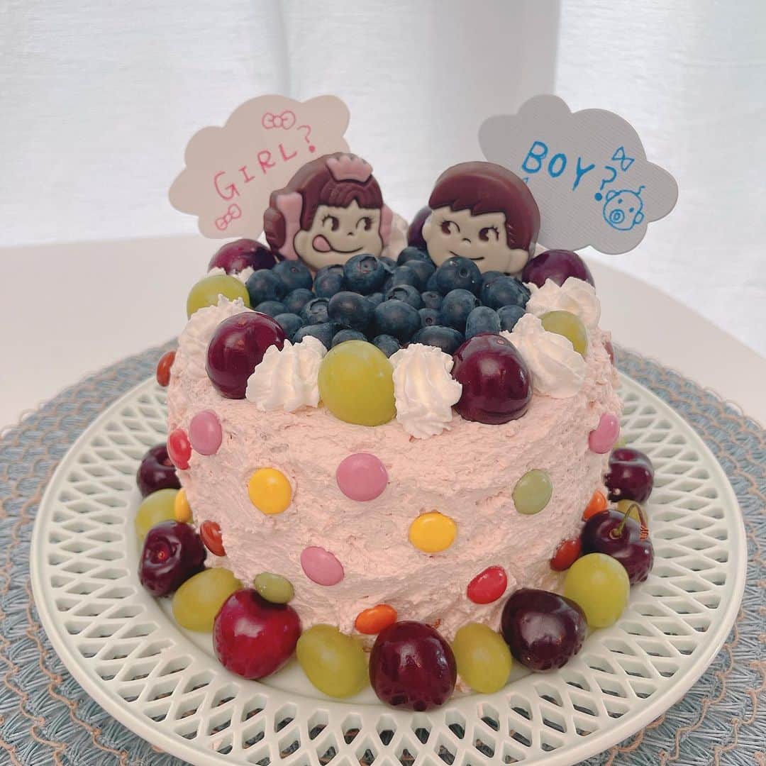 浜田翔子さんのインスタグラム写真 - (浜田翔子Instagram)「gender reveal cake 🎂🧒👦  14wで性別がわかったので、、 ジェンダーリビールケーキしました👶  中身が...🧁🎂 女の子だったら、さくらんぼ🍒 男の子だったら、マスカット🍇🟢 （遠くからみたら🍒さくらんぼがぶどうに見えるみたい💦😹）  YouTubeでも作ってるとこから紹介してます‼︎♡  【カブしょこ新婚夫婦】で、 赤ちゃんの性別をサプライズで発表します！  https://youtu.be/kBrxOxo3tOg  どちらかだったかは...つぎの投稿で...♡  楽しかった😹  #性別判明  #性別発表サプライズ  #性別発表 #ジェンダーリビールケーキ #ジェンダーリビール  #genderrevealcake #genderreveal  #妊娠14週 #妊娠15週」7月10日 22時26分 - shoko_hamada