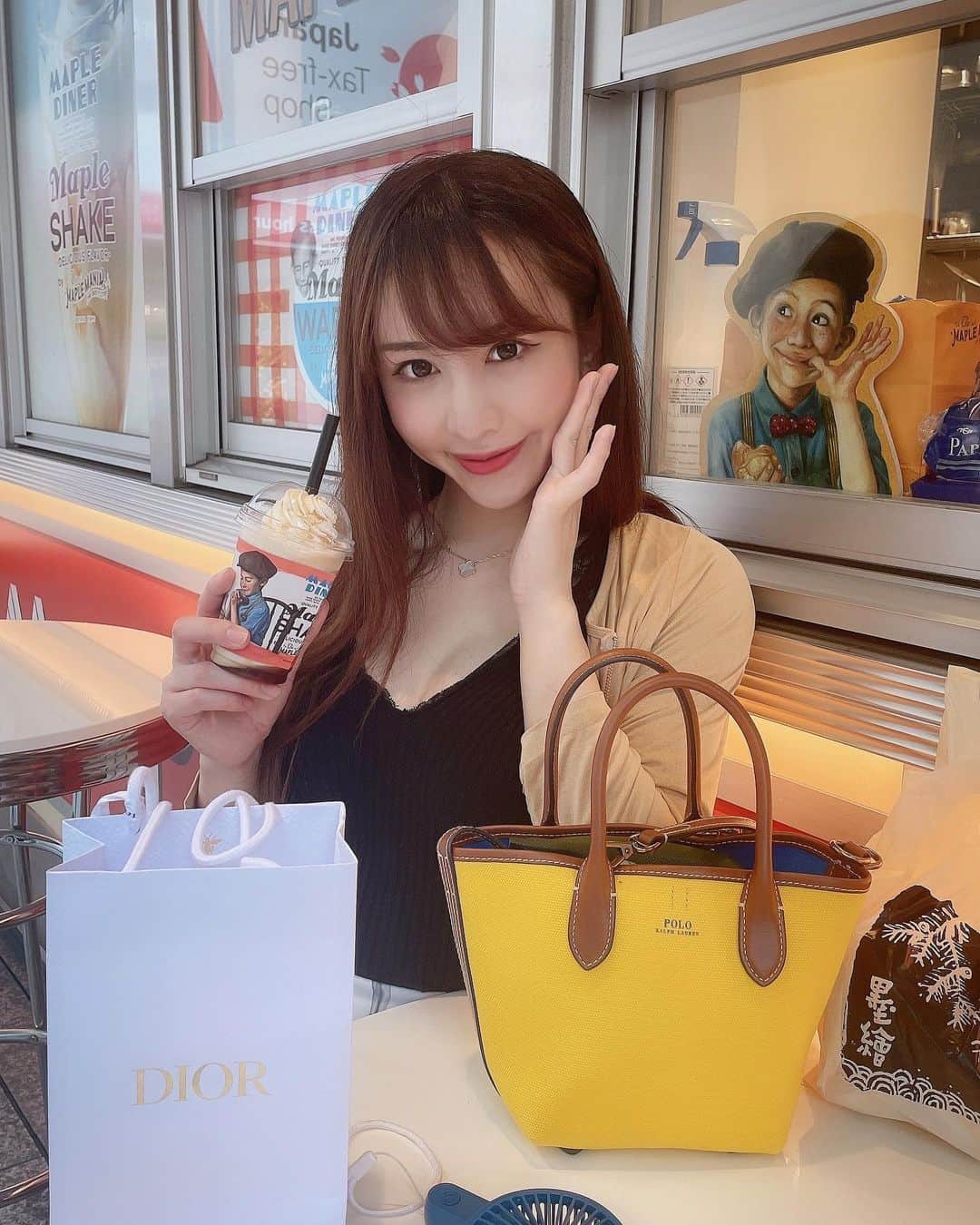 橘芹那のインスタグラム：「#新宿グルメ #新宿カフェ #新宿スイーツ   #メープルマニア のメープルシェイク🍼 甘くて美味しい🐝🐝🐝  #バッグ は @poloralphlauren  元気カラーの黄色が可愛すぎる #ミニトート 買ったばっかりだよ👜💛 リバーシブルでも使えるみたい✌️  #新宿モザイク通り #お散歩 #ショッピング #食べ歩きの旅 #インスタ映え #インスタ映えカフェ #お買い物記録 #新宿伊勢丹 #キャバ嬢 #モデル #ニューハーフ #インスタグラマー #インフルエンサー #いいね #いいね返し #おすすめ #instagood #instacafe #instashopping #ootd #fashon #poloralphlauren #vancleefarpels #dior」